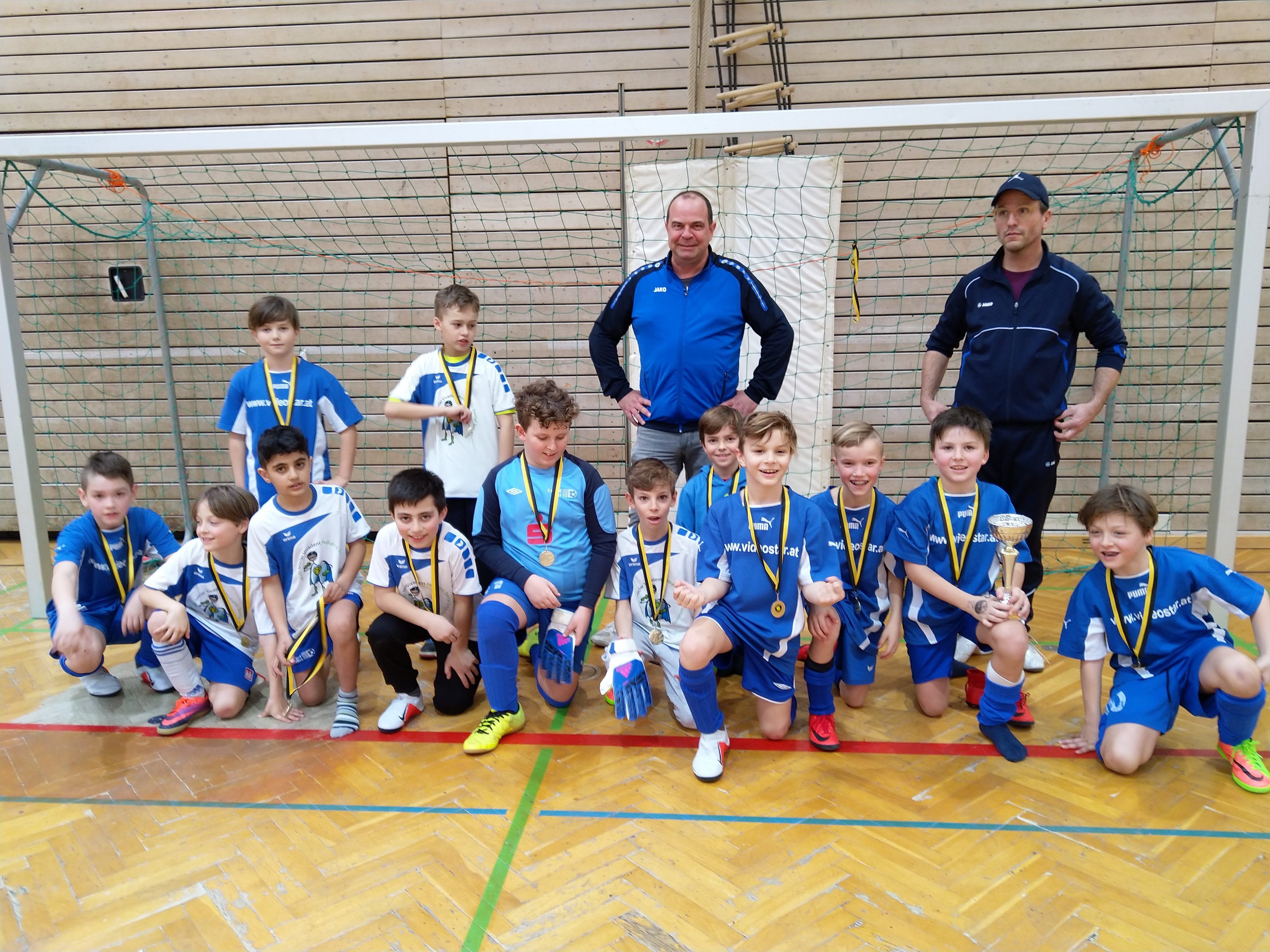 Mit dem Turniersieg belohnte sich die U10 für eine tolle Hallensaison. Mit dem Turniersieg belohnte sich die U10 für eine tolle Hallensaison.