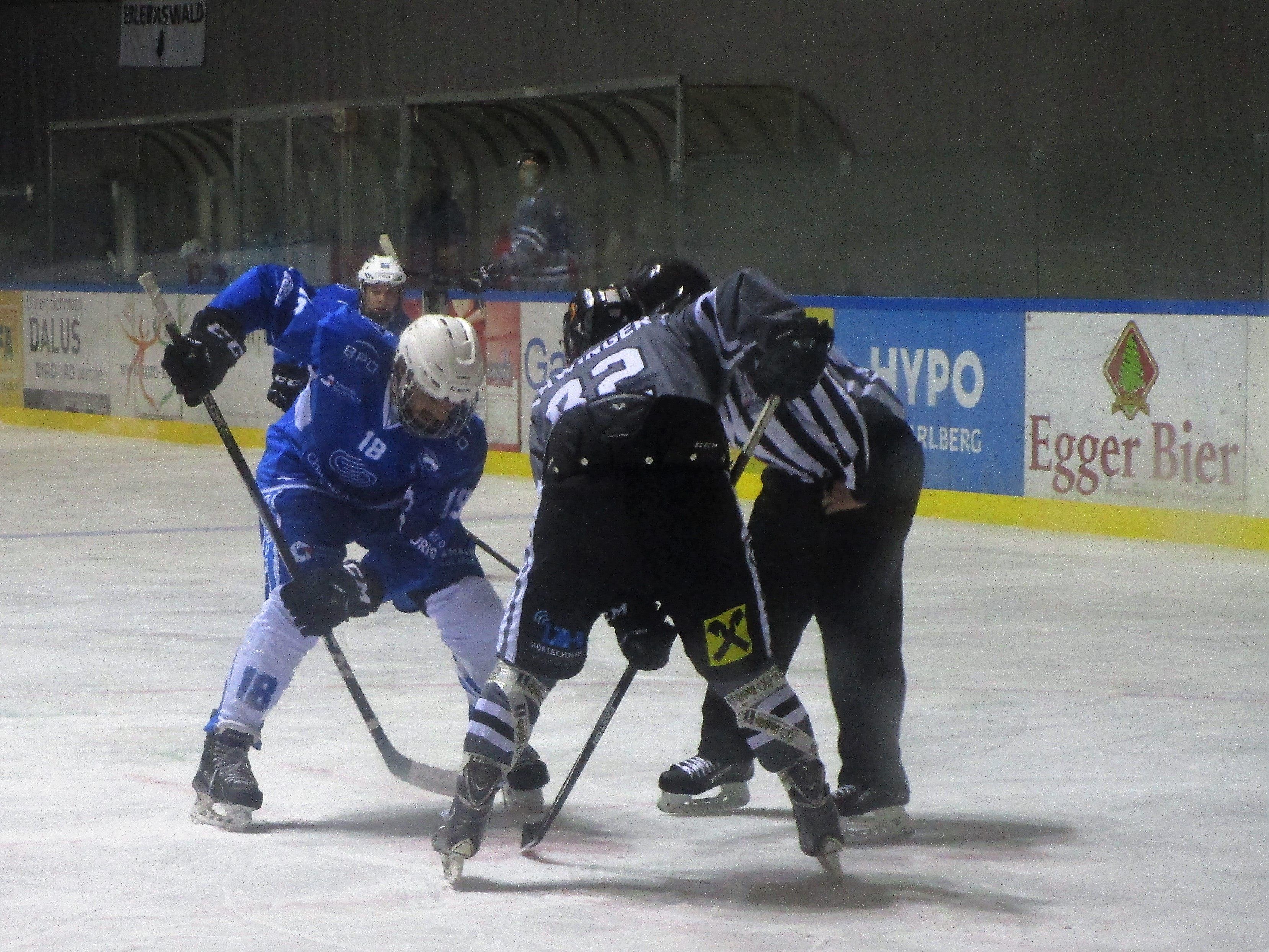 Thomas Konzett #18 und Kevin Schwinger #82 beim Bully