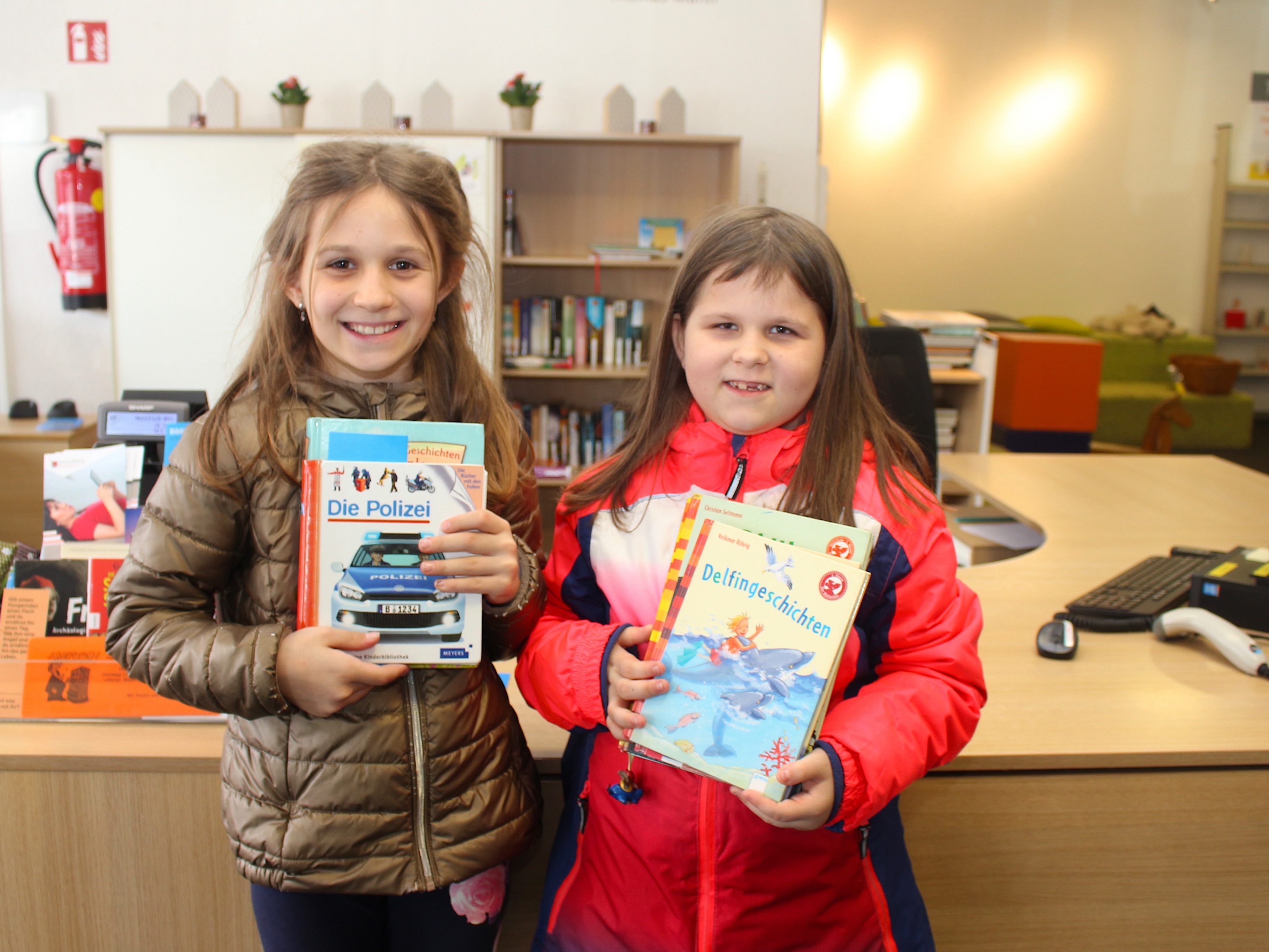 Anina und Angelina fanden schöne Flohmarktschätze