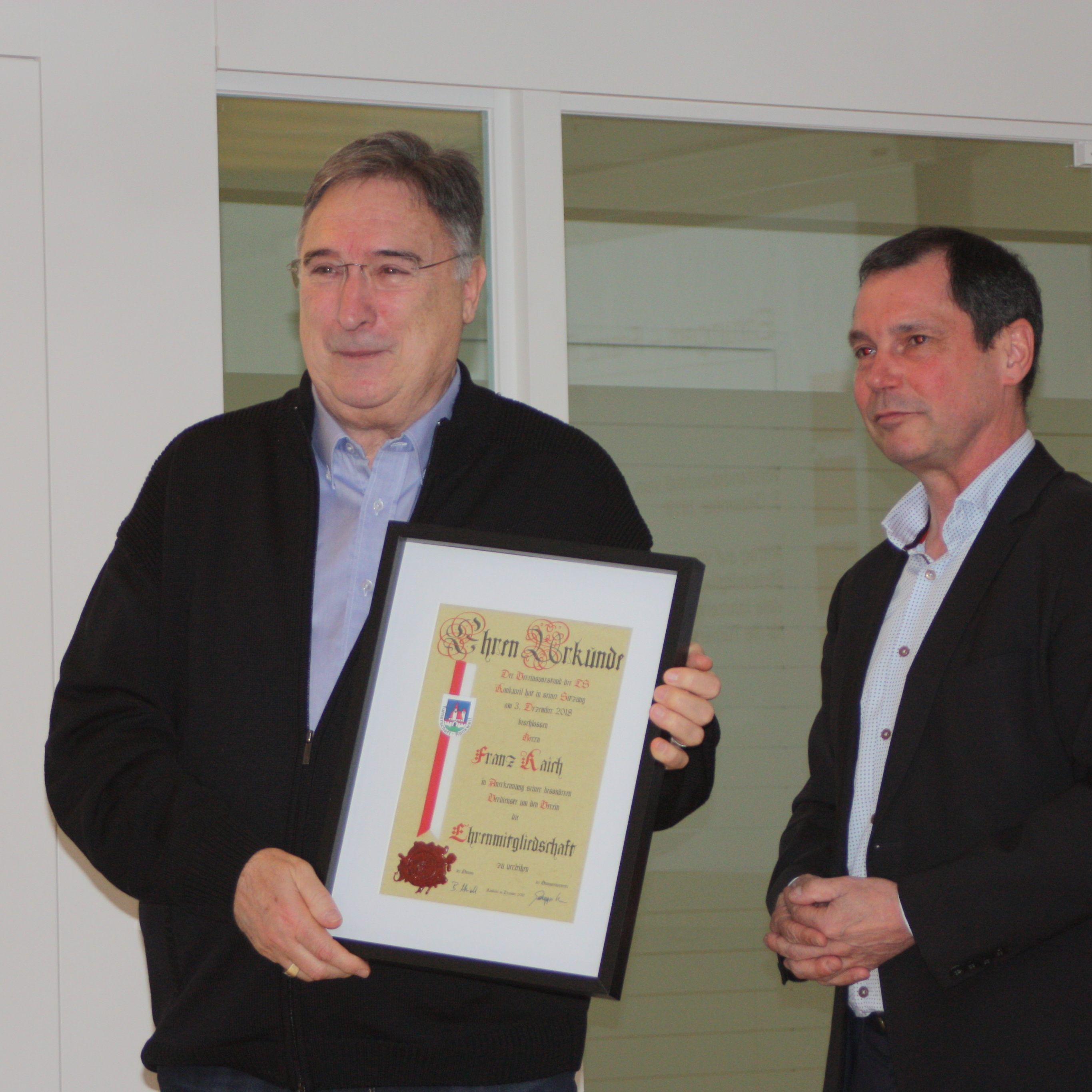 Obmann Bernd Steidl überreicht Franz Raich die Ehrenurkunde