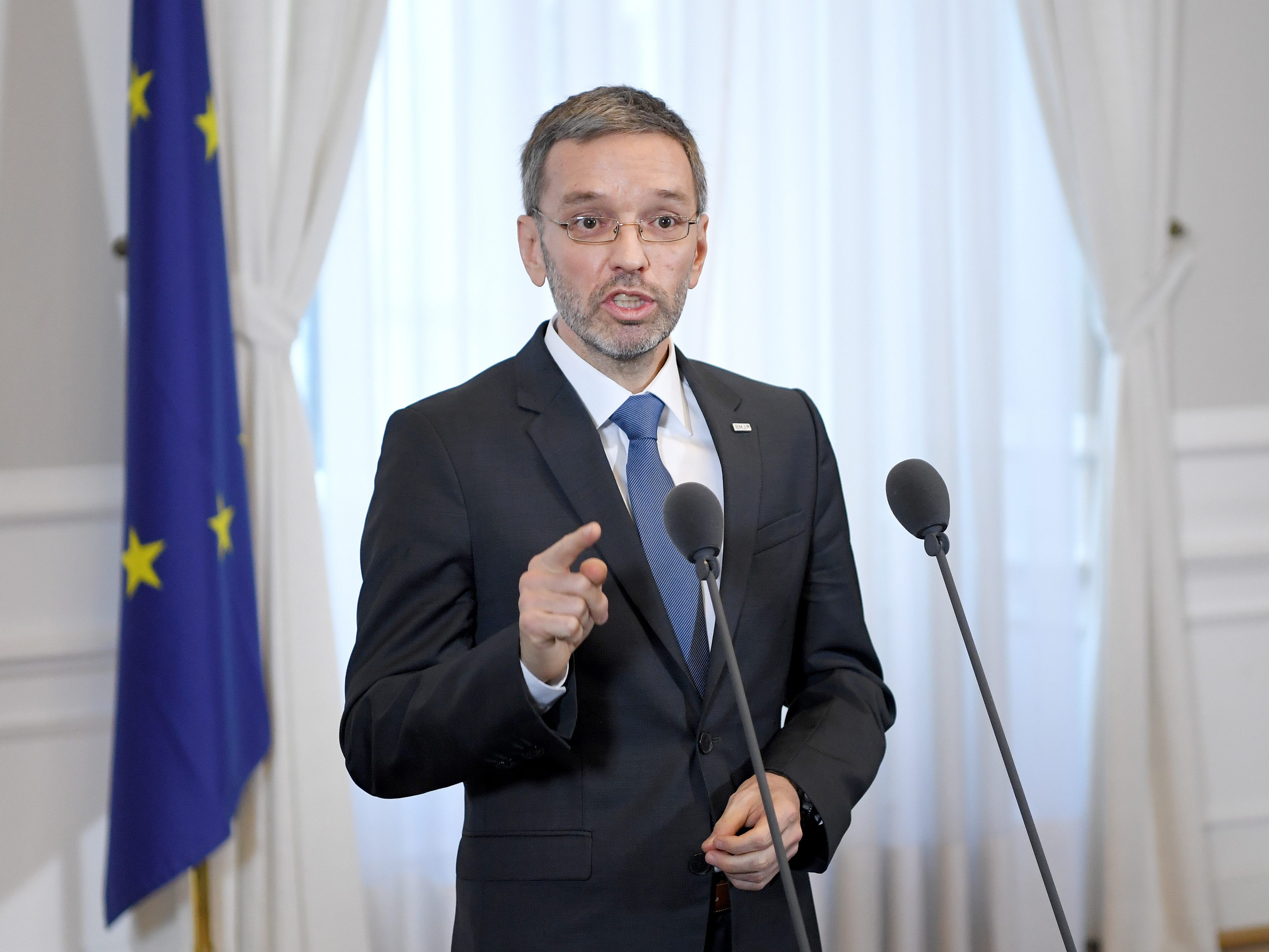 Kickl will mit neuen europäischen Regeln für die schnellere Abschiebung der straffällig gewordenen Flüchtlinge sorgen. Kickl will mit neuen europäischen Regeln für die schnellere Abschiebung der straffällig gewordenen Flüchtlinge sorgen.
