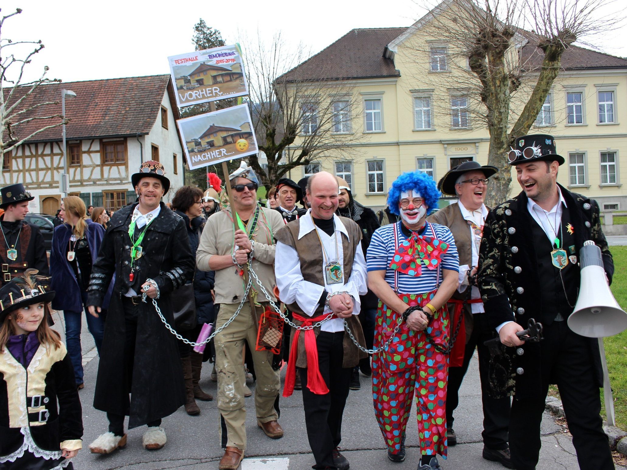 Einladung zur stimmungsvollen Absetzung des Bürgermeisters und der Gemeinderäte durch die Lochauer Faschingszünfte beim Gemeindeamt, anschließend Verurteilung in der Festhalle. Einladung zur stimmungsvollen Absetzung des Bürgermeisters und der Gemeinderäte durch die Lochauer Faschingszünfte beim Gemeindeamt, anschließend Verurteilung in der Festhalle.