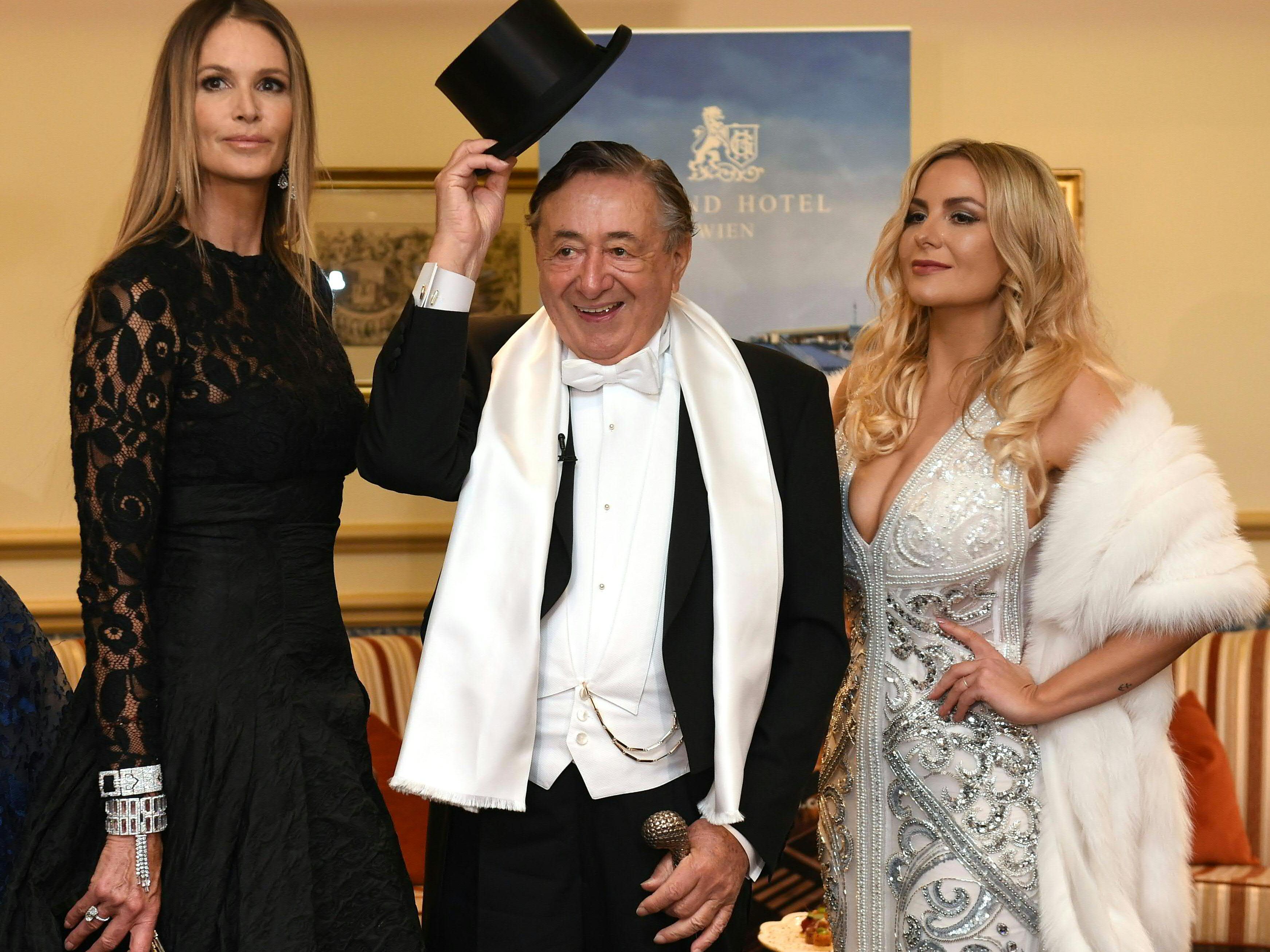 Macpherson wählte das Outfit aus Taft und Spitze des englischen Labels "Nevana".