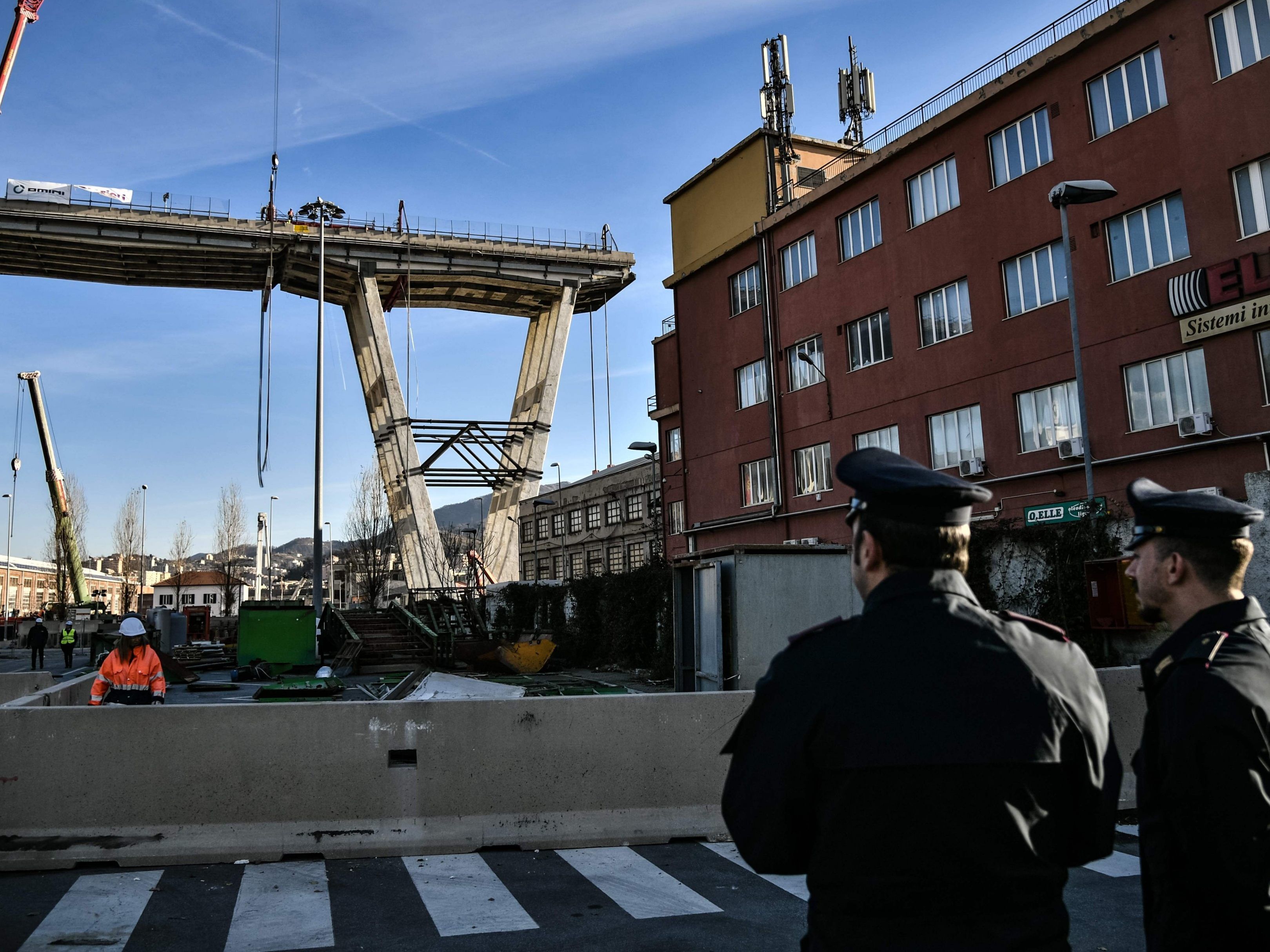 Die Morandi-Brücke in Genua wird abgerissen. Die Morandi-Brücke in Genua wird abgerissen.