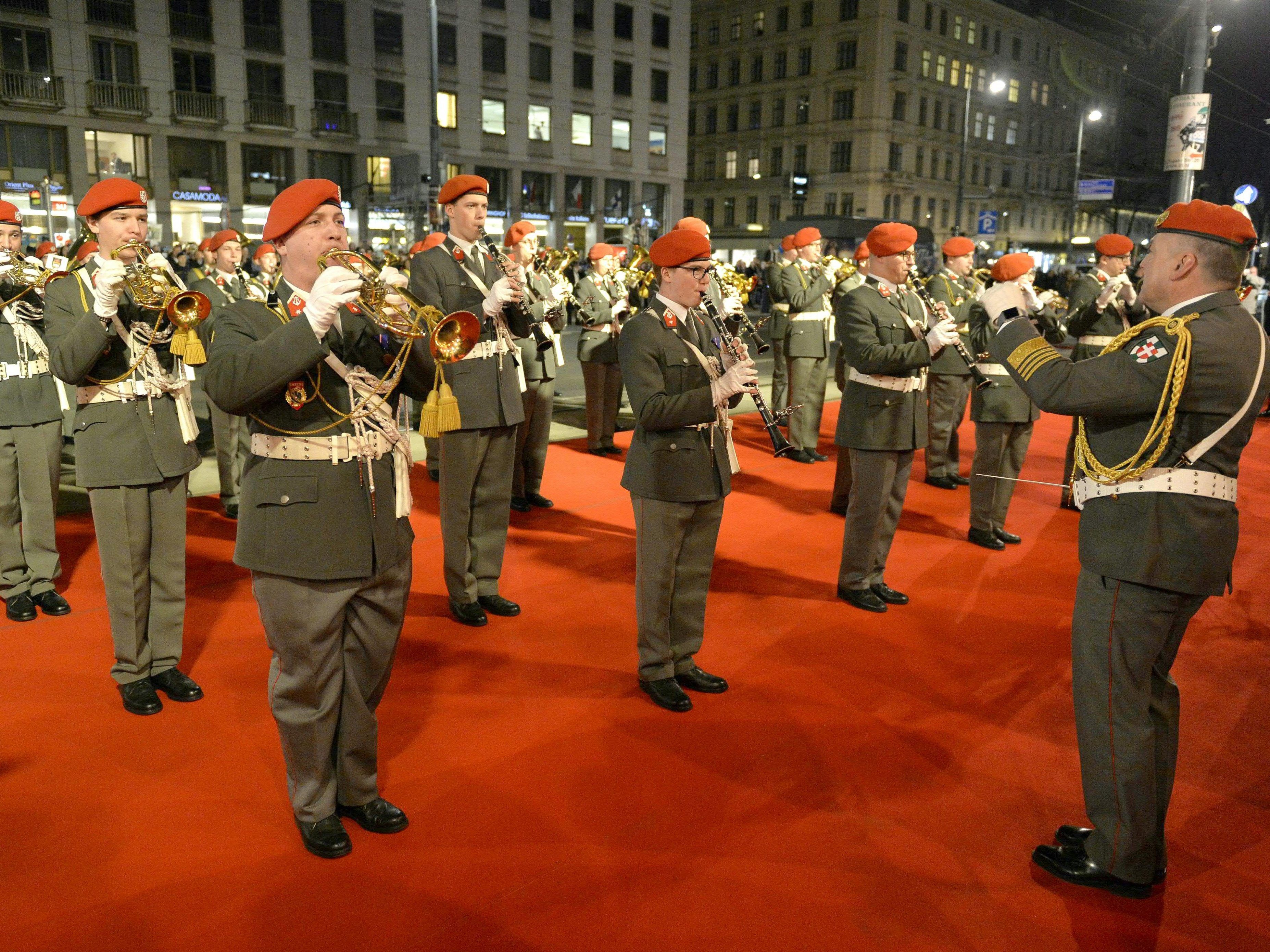 Die Truppe der Gardemusik des Bundesheeres spielt Märsche aus der Zeit der Eröffnung der Staatsoper vor 150 Jahren. Die Truppe der Gardemusik des Bundesheeres spielt Märsche aus der Zeit der Eröffnung der Staatsoper vor 150 Jahren.