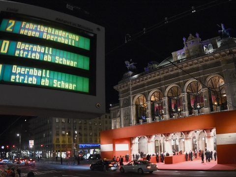 Die Ringlinien 1, 2 und D werden ab zirka 19 Uhr umgeleitet. Die Ringlinien 1, 2 und D werden ab zirka 19 Uhr umgeleitet.