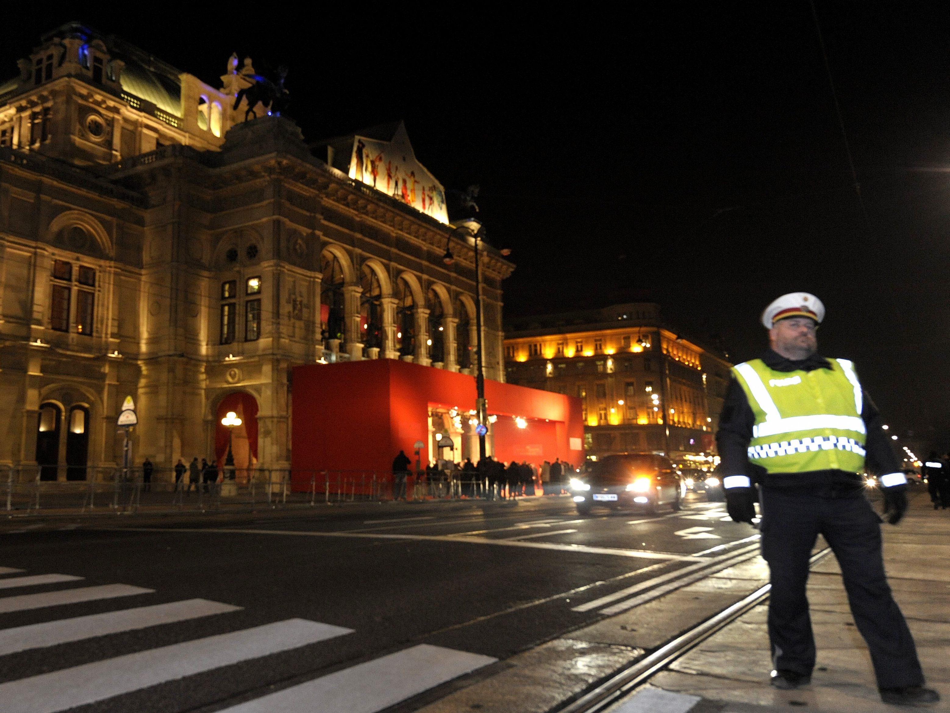 Der Opernball bringt Verkehrsbehinderungen mit sich. Der Opernball bringt Verkehrsbehinderungen mit sich.