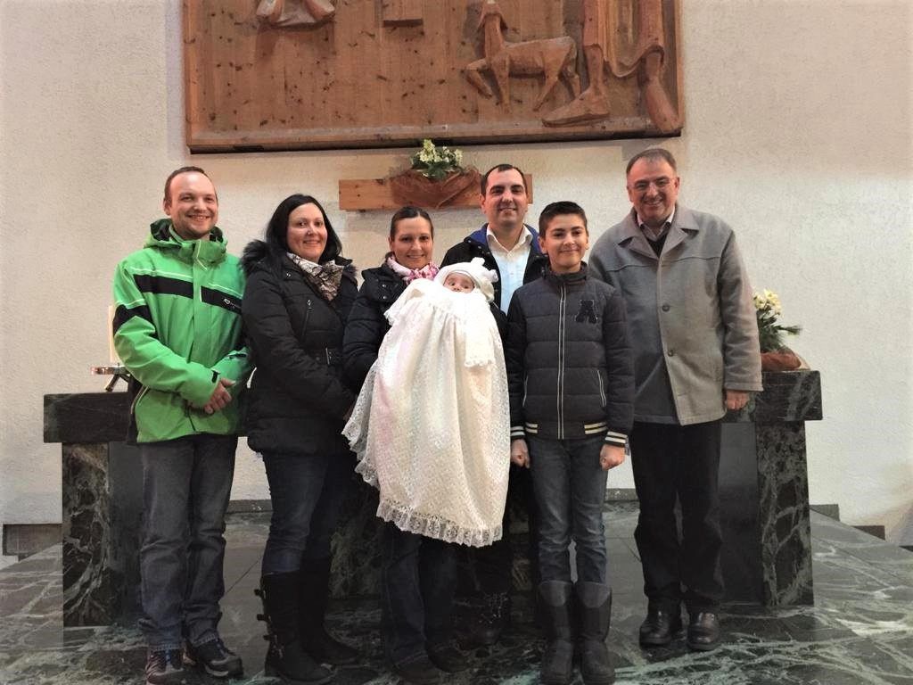 Der Sonnenschein Alexander mit seiner Familie und den Paten. Der Sonnenschein Alexander mit seiner Familie und den Paten.