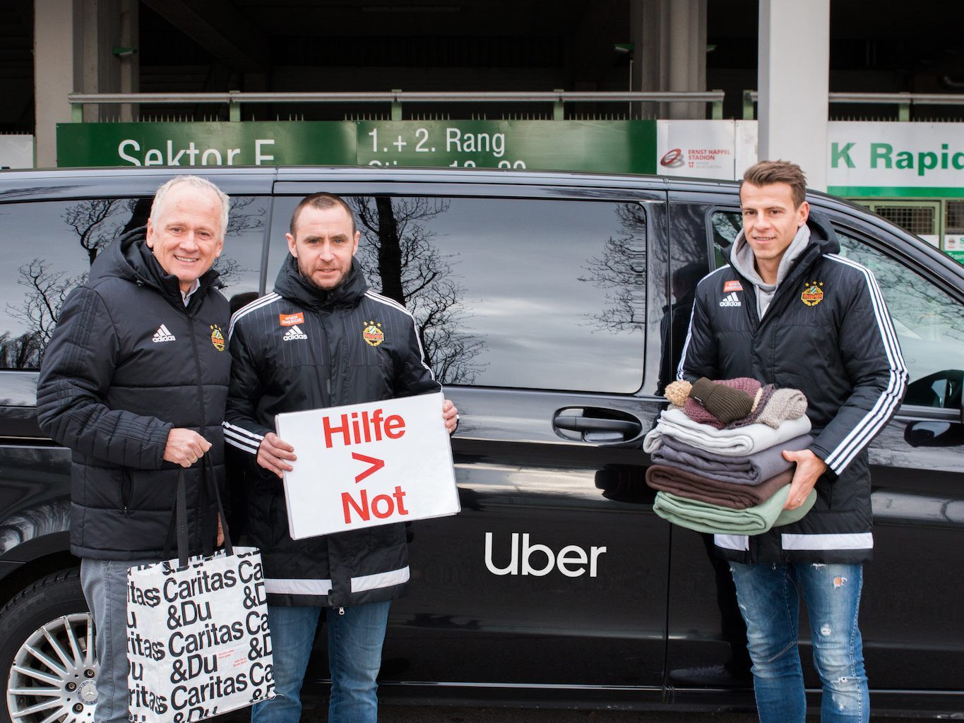 Die Rapid-Stars helfen beim Einsammeln der Spenden für die Wiener Gruft.