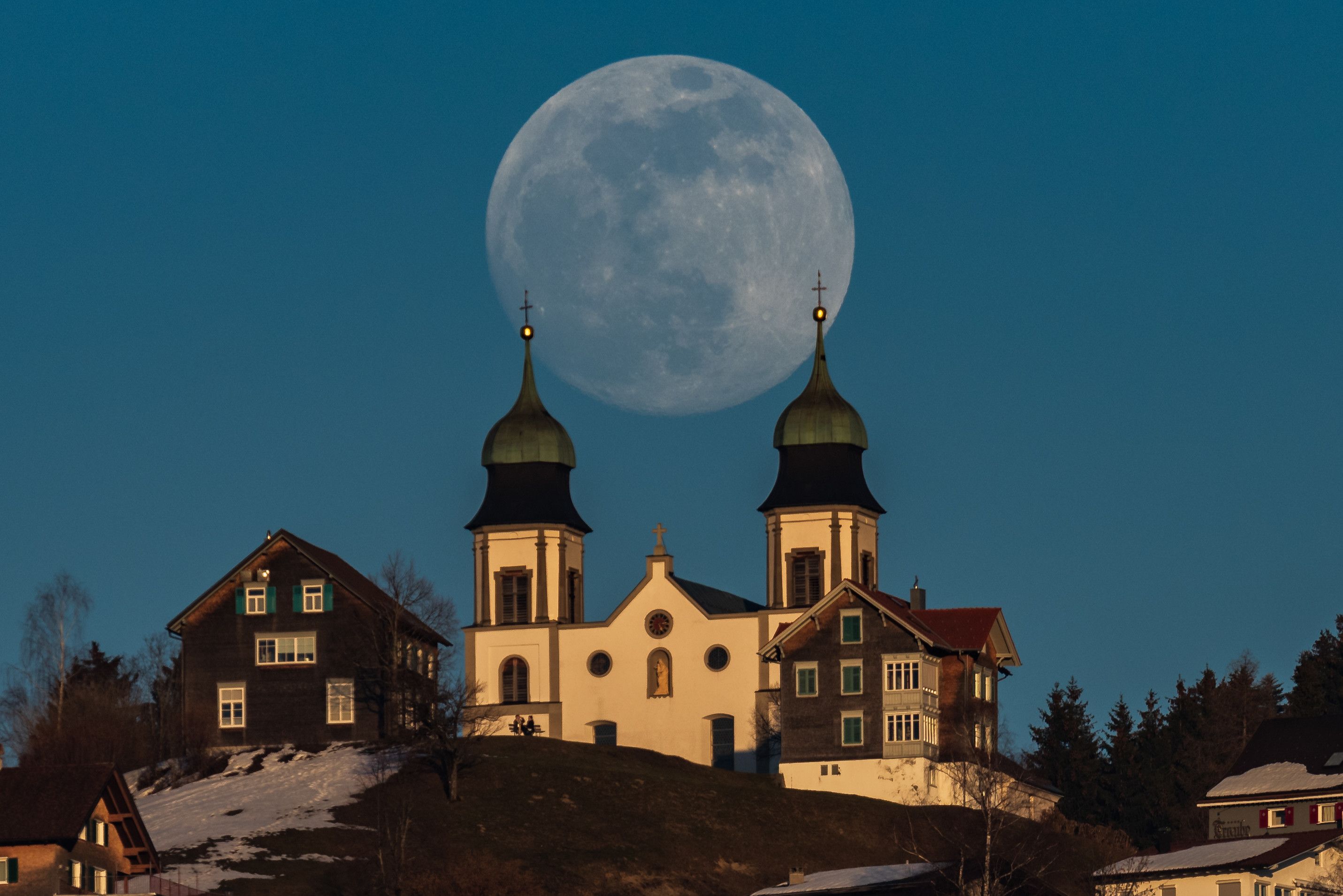 Der Mond über der Basilika in Rankweil.