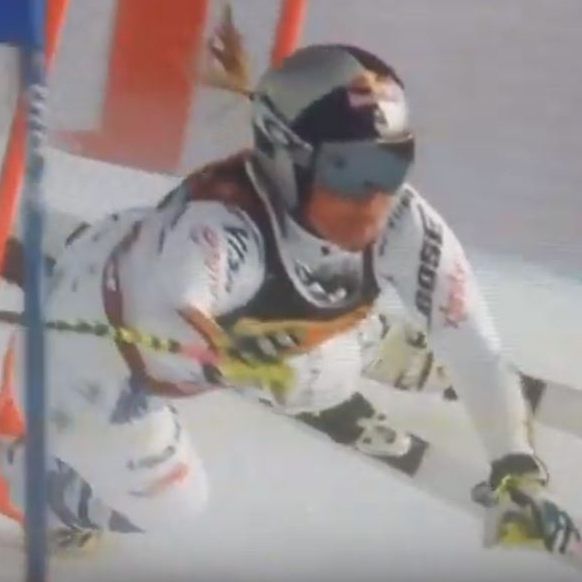 Lindsey Vonn stürzte schwer, konnte aber anschließend selbst ins Ziel fahren.