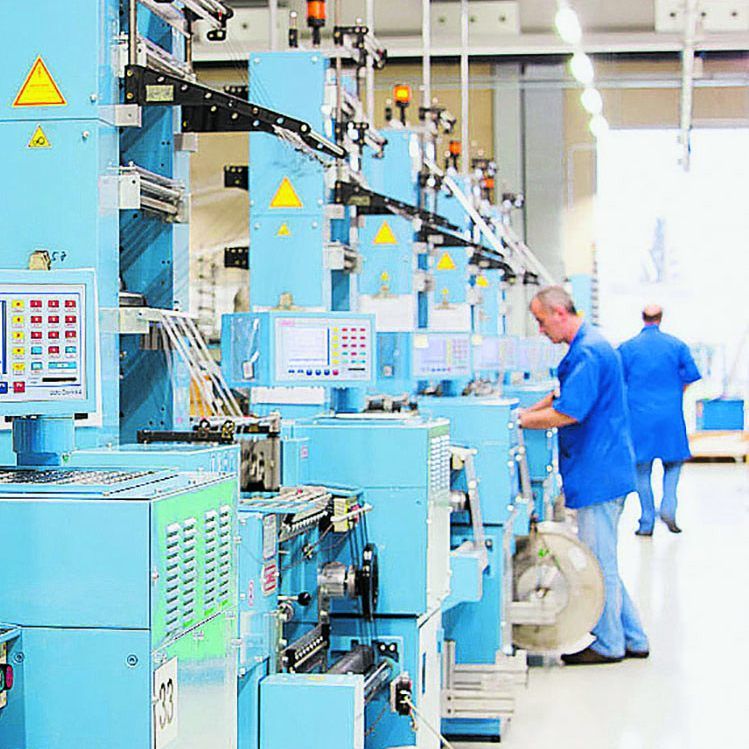 Bei Alge Elastic läuft heute die letzte Schicht. Vorarlberger Firmen haben für viele Mitarbeiter Job-Angebote bereit.