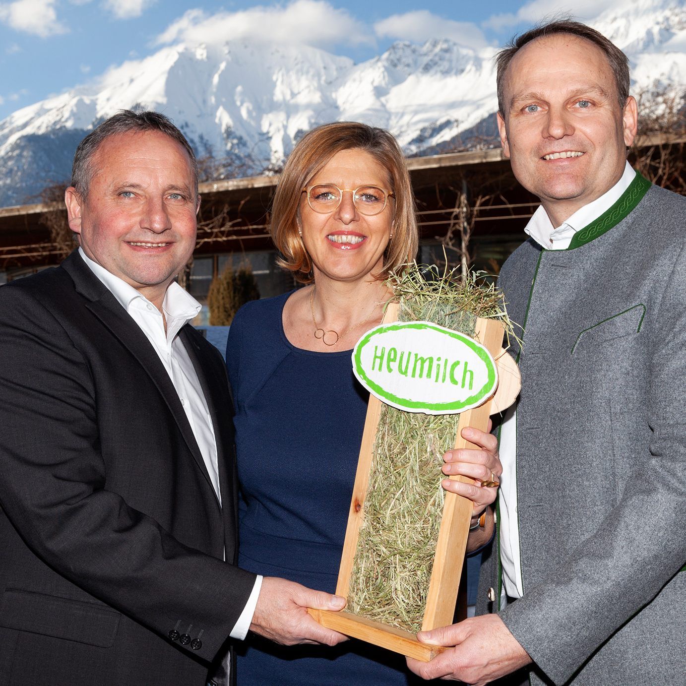 Wechsel an der Spitze der ARGE Heumilch: Obmann Karl Neuhofer (links) und Koordinator Andreas Geisler mit Christiane Mösl, die die Geschäftsführung der ARGE Heumilch mit 1. Juli 2019 übernehmen wird.