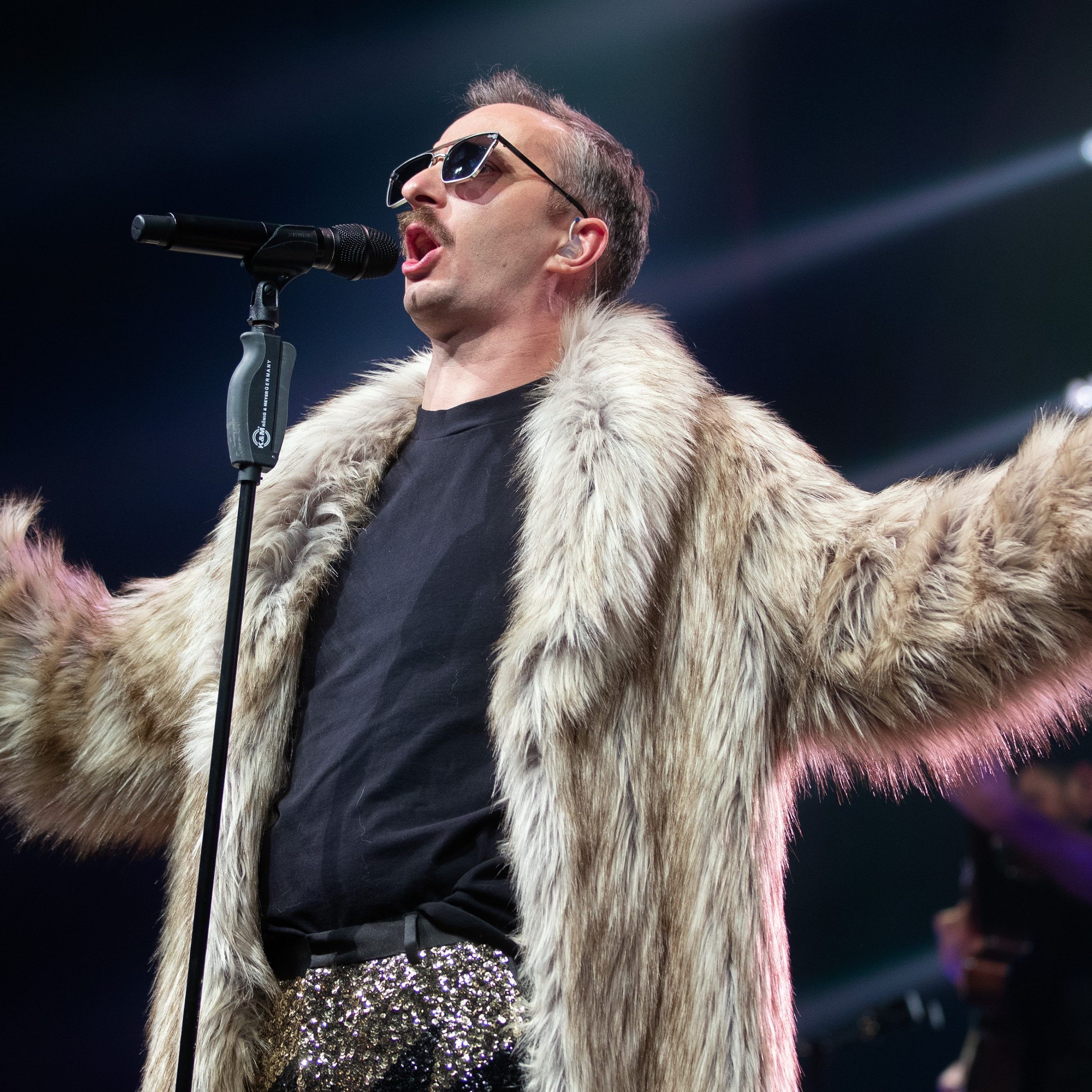 Der Künstler Jan Böhmermann am Mittwoch, 06. Februar 2019, während seinem Konzert mit dem Rundfunk Tanzorchester Ehrenfeld im Gasometer in Wien.