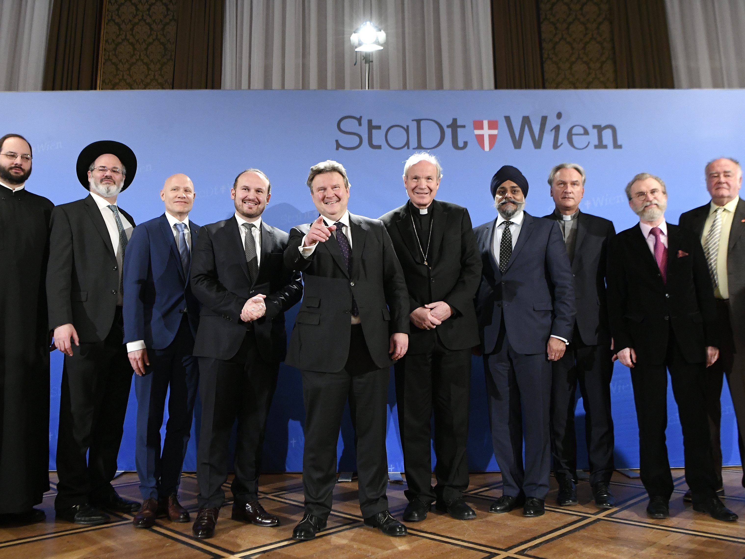 Die Religionsvertreter mit Bürgermeister Michael Ludwig.