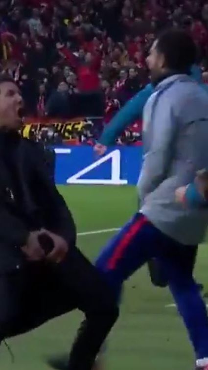 Diego Simeone feiert einen Treffer mit einem beherzten Griff in den Schritt.