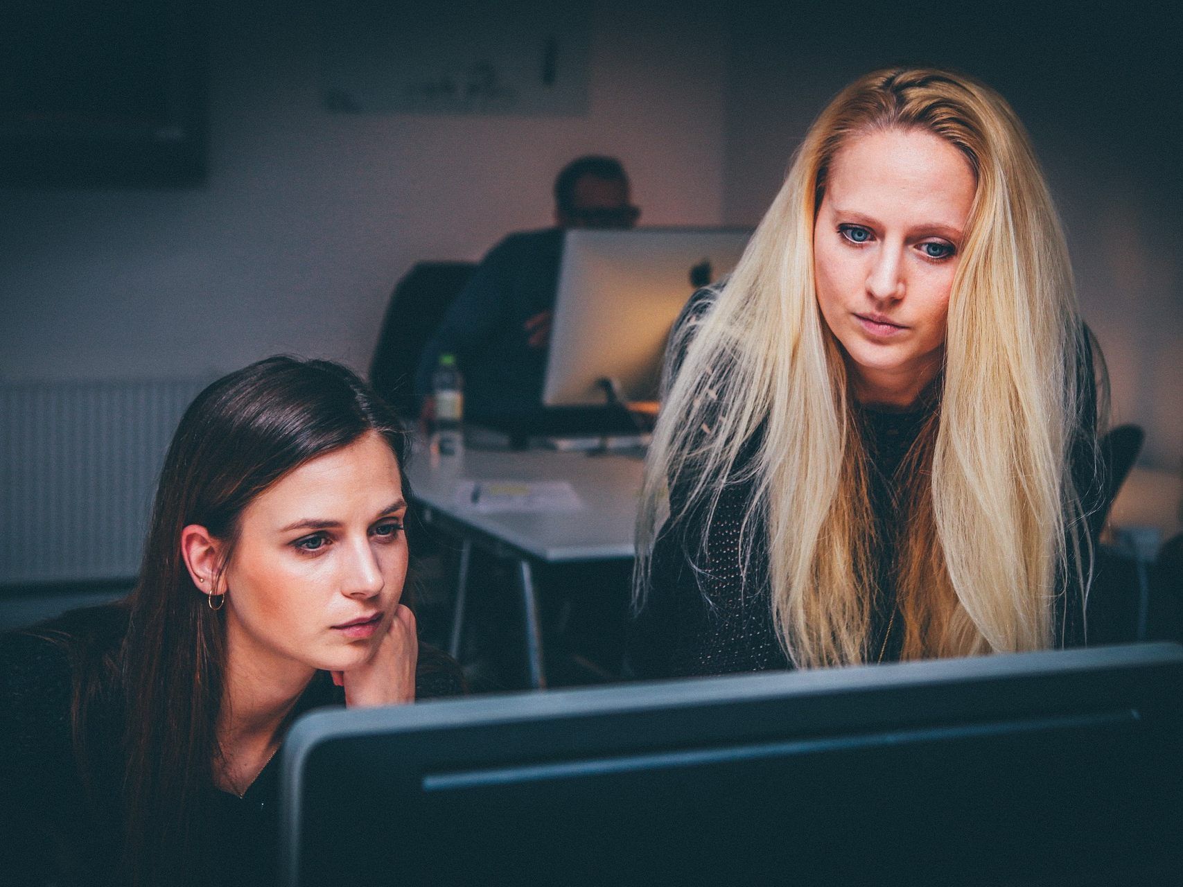 Frauen verdienen bei gleicher Arbeit oft weniger als ihre männlichen Kollegen.