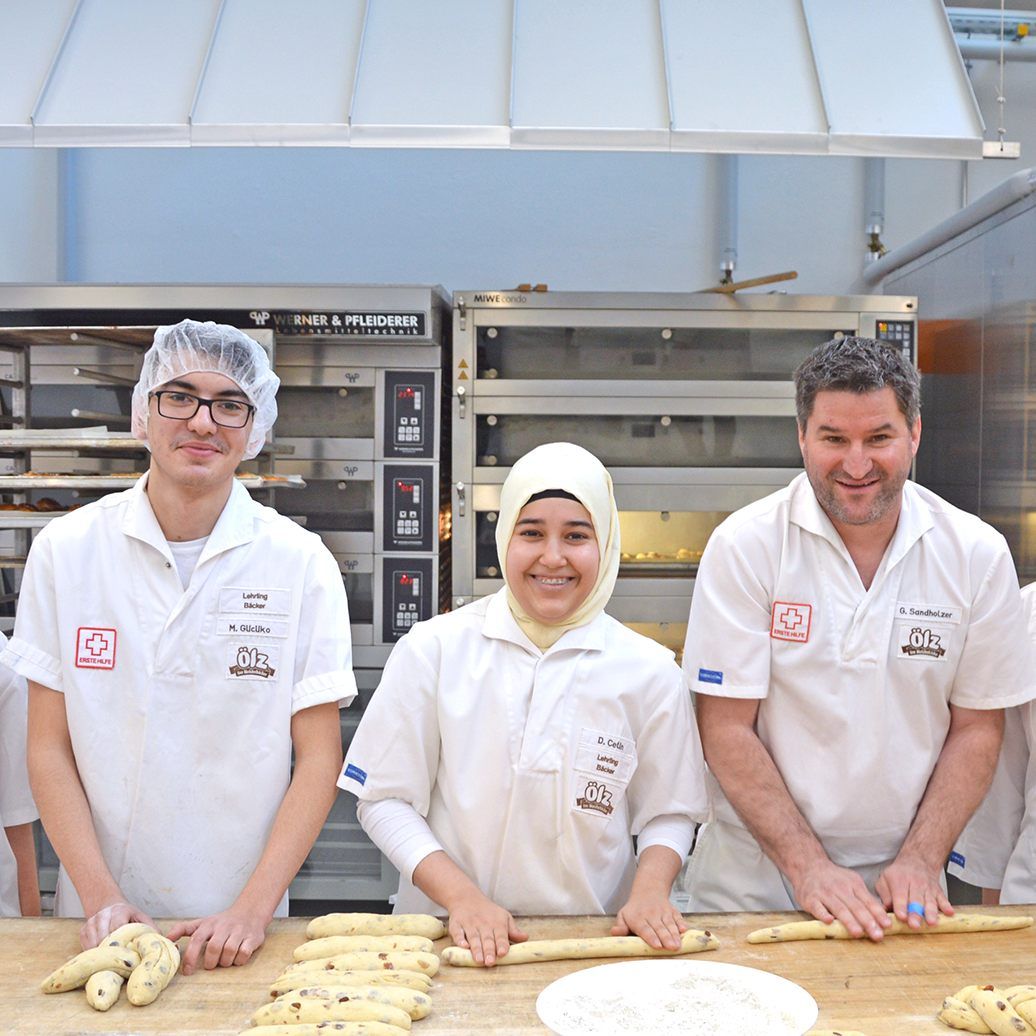 Ölz-Mitarbeiter: Verena Winkler (Trainee), Melih Gücüko (2. Lehrjahr), Defne Cetin (2. Lehrjahr), Günther Sandholzer (Ausbilder) und Jessica Rauch (Qualitätsmanagement)