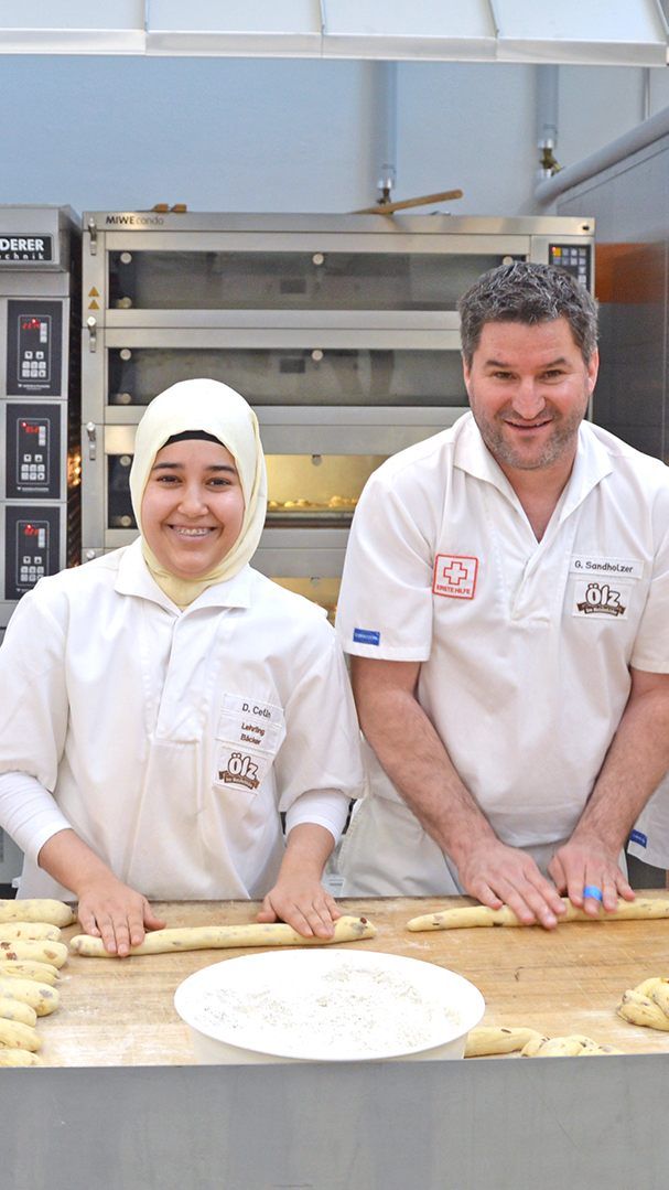 Ölz-Mitarbeiter: Verena Winkler (Trainee), Melih Gücüko (2. Lehrjahr), Defne Cetin (2. Lehrjahr), Günther Sandholzer (Ausbilder) und Jessica Rauch (Qualitätsmanagement)