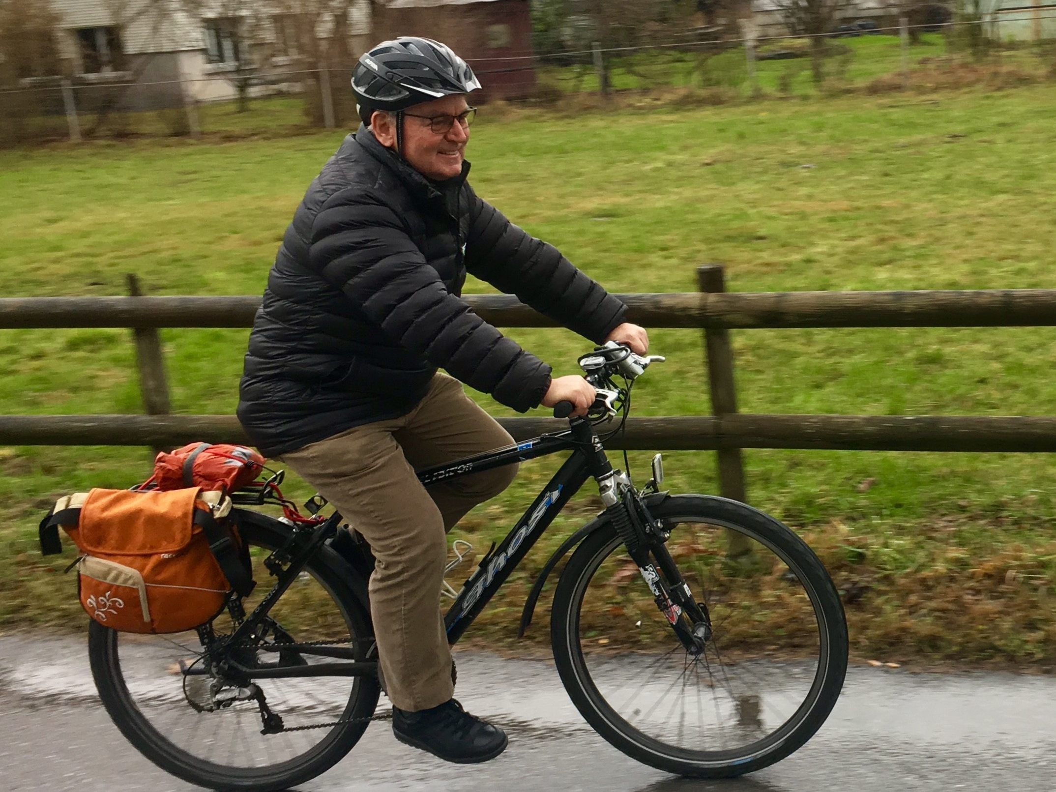 Schlechtes Wetter gibt es nicht für Helmut Hagen, der das ganze Jahr mit dem Rad unterwegs ist.