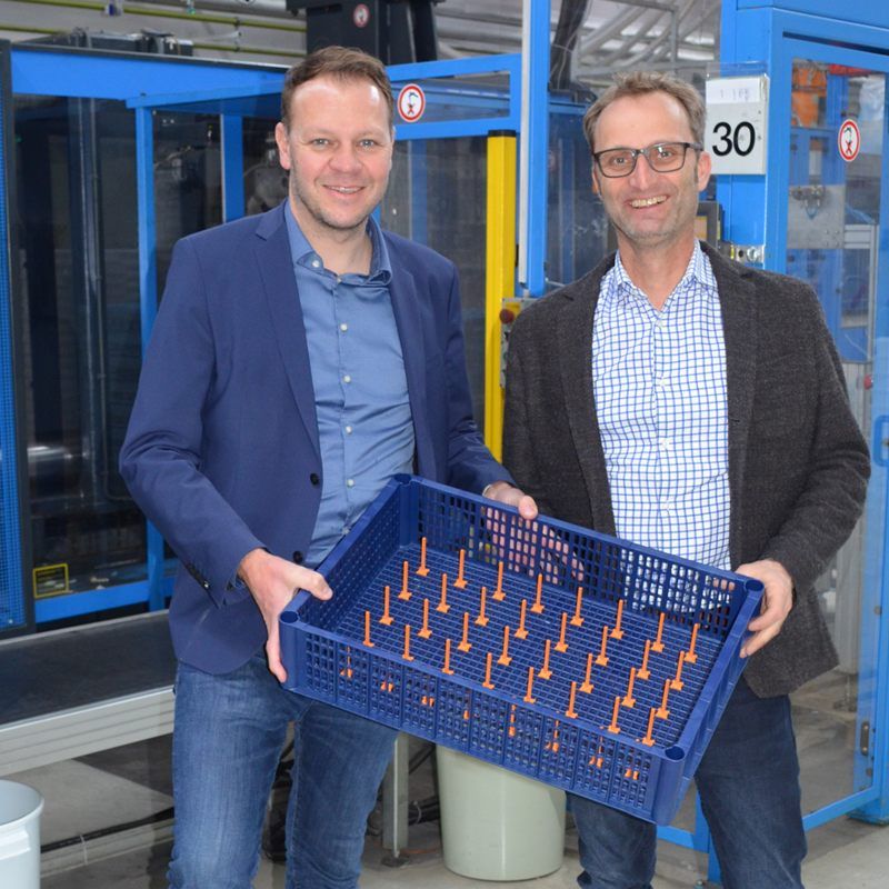 Gerhard Bertsch / Gerhard Marte (Geschäftsführung Fries) mit dem neuen Reinigungskorb tech-rack custom 4.0