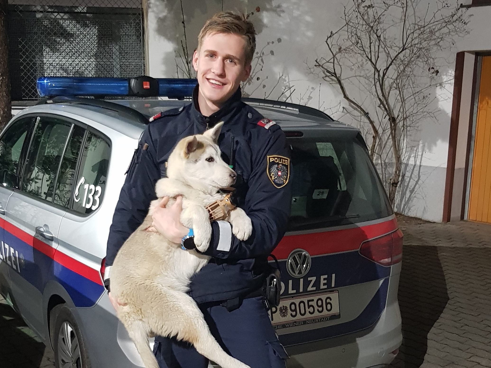 Polizist Sandro K. kümmerte sich um den Vierbeiner. Polizist Sandro K. kümmerte sich um den Vierbeiner.