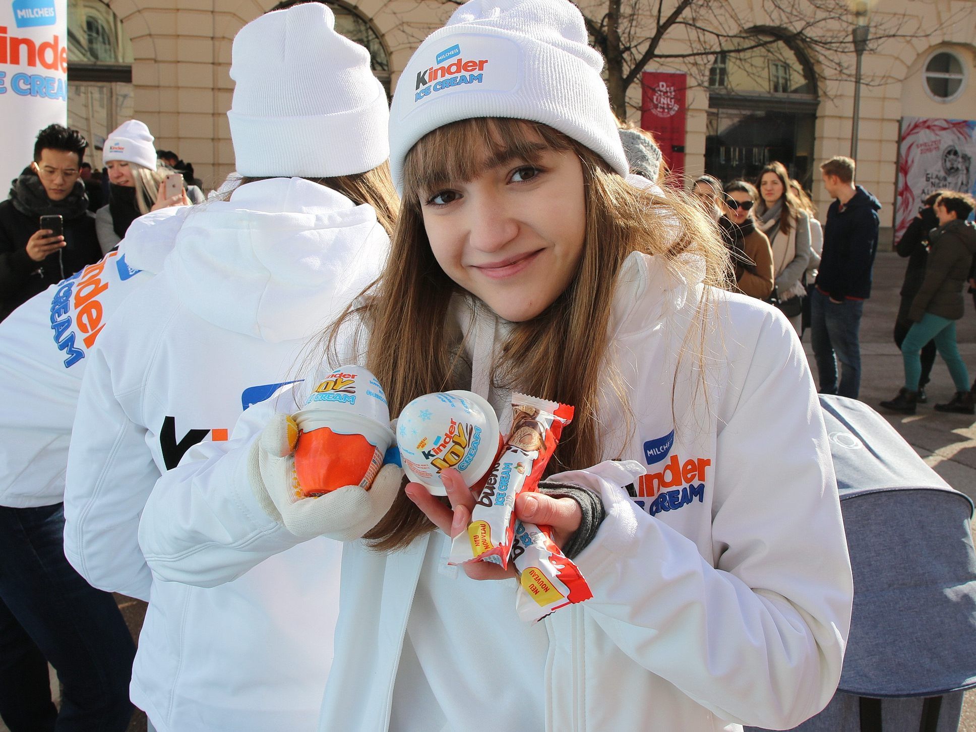 Trotz klirrender Kälte holten sich viele gestern in Wien ihr Gratis-Eis. Trotz klirrender Kälte holten sich viele gestern in Wien ihr Gratis-Eis.