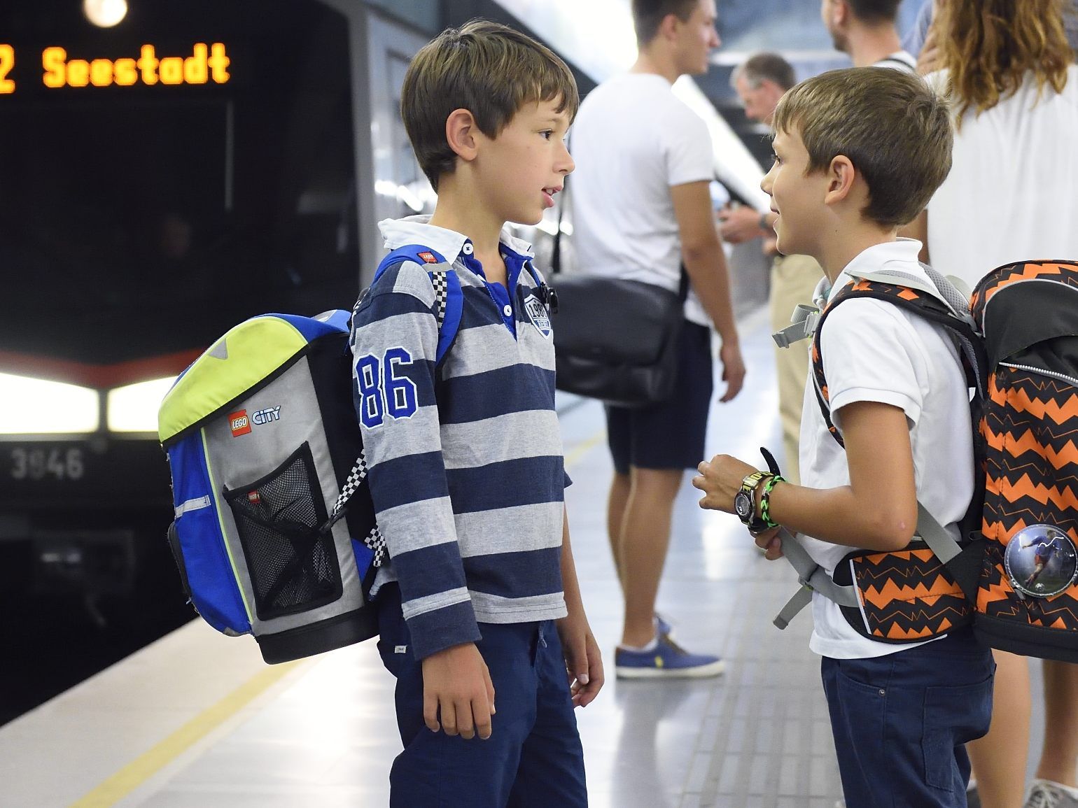 Mit 7 oder 8 Jahren fahren schon viele Kinder alleine in den Öffis. Mit 7 oder 8 Jahren fahren schon viele Kinder alleine in den Öffis.