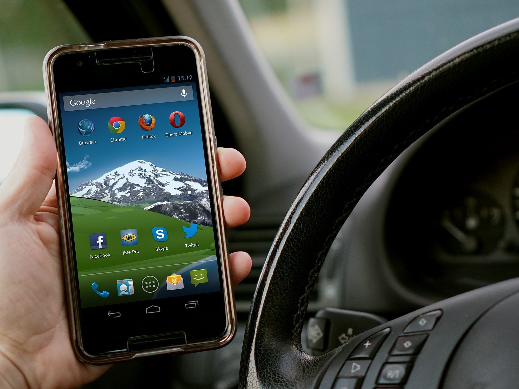 Durch den Blick auf das Handy war der PKW-Lenker abgelenkt und verursacht den Unfall. Durch den Blick auf das Handy war der PKW-Lenker abgelenkt und verursacht den Unfall.