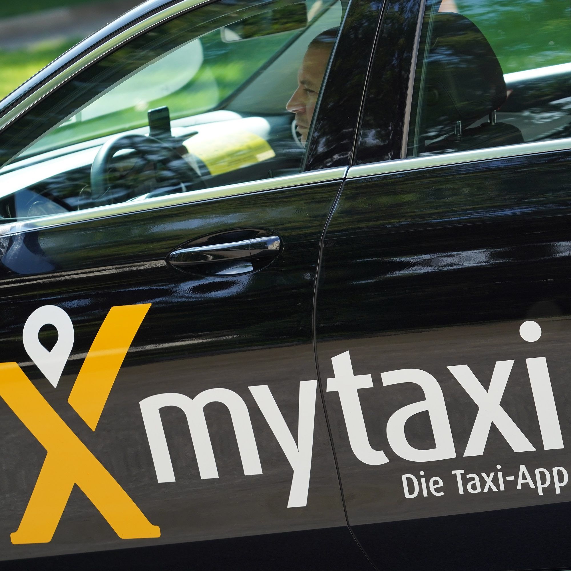 Die Taxi-App mytaxi verschenkt zum Valentinstag Blumen und Gutscheine.
