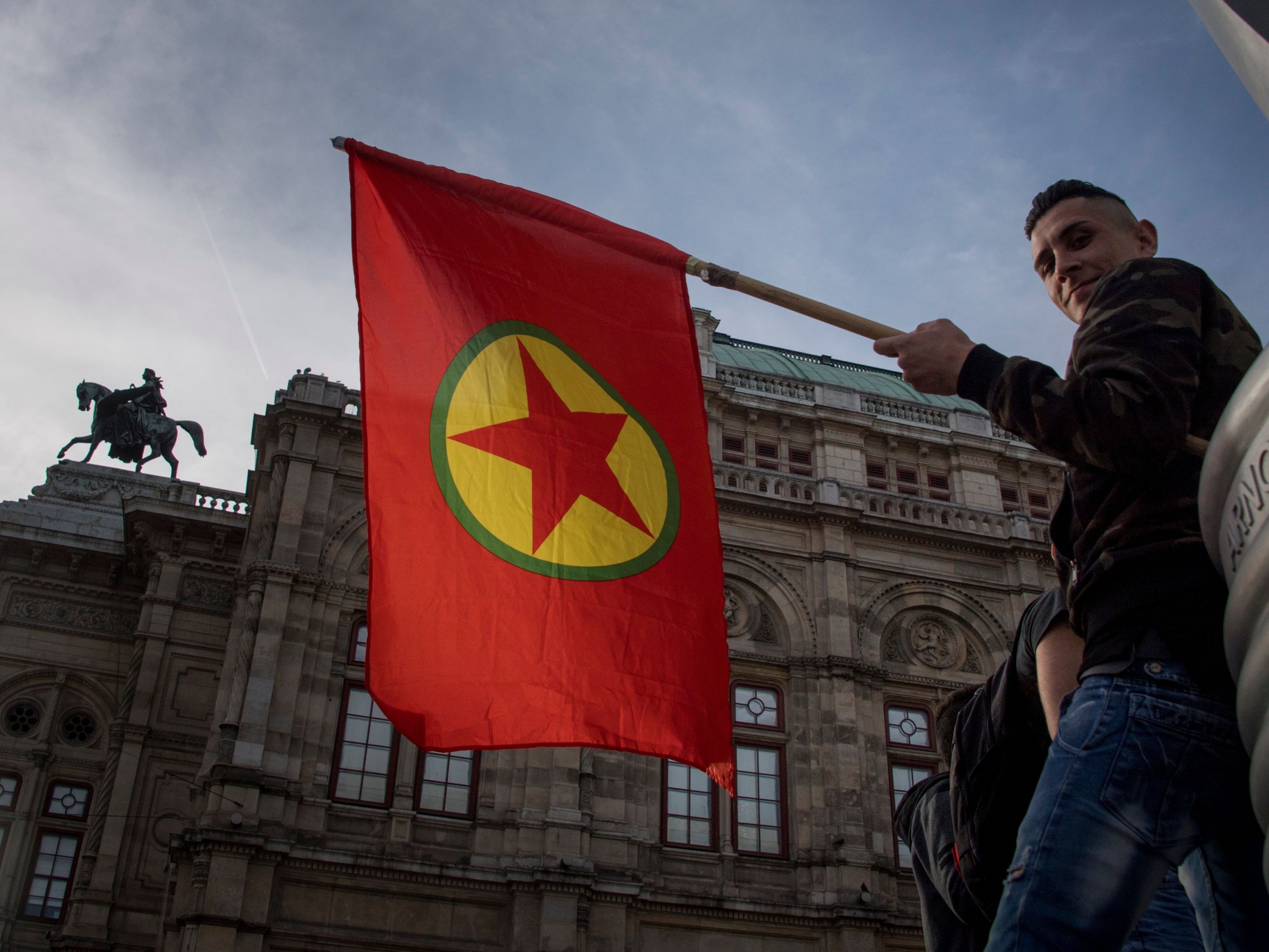 Auch Flaggen der türkischen PKK sind am 1. März verboten.