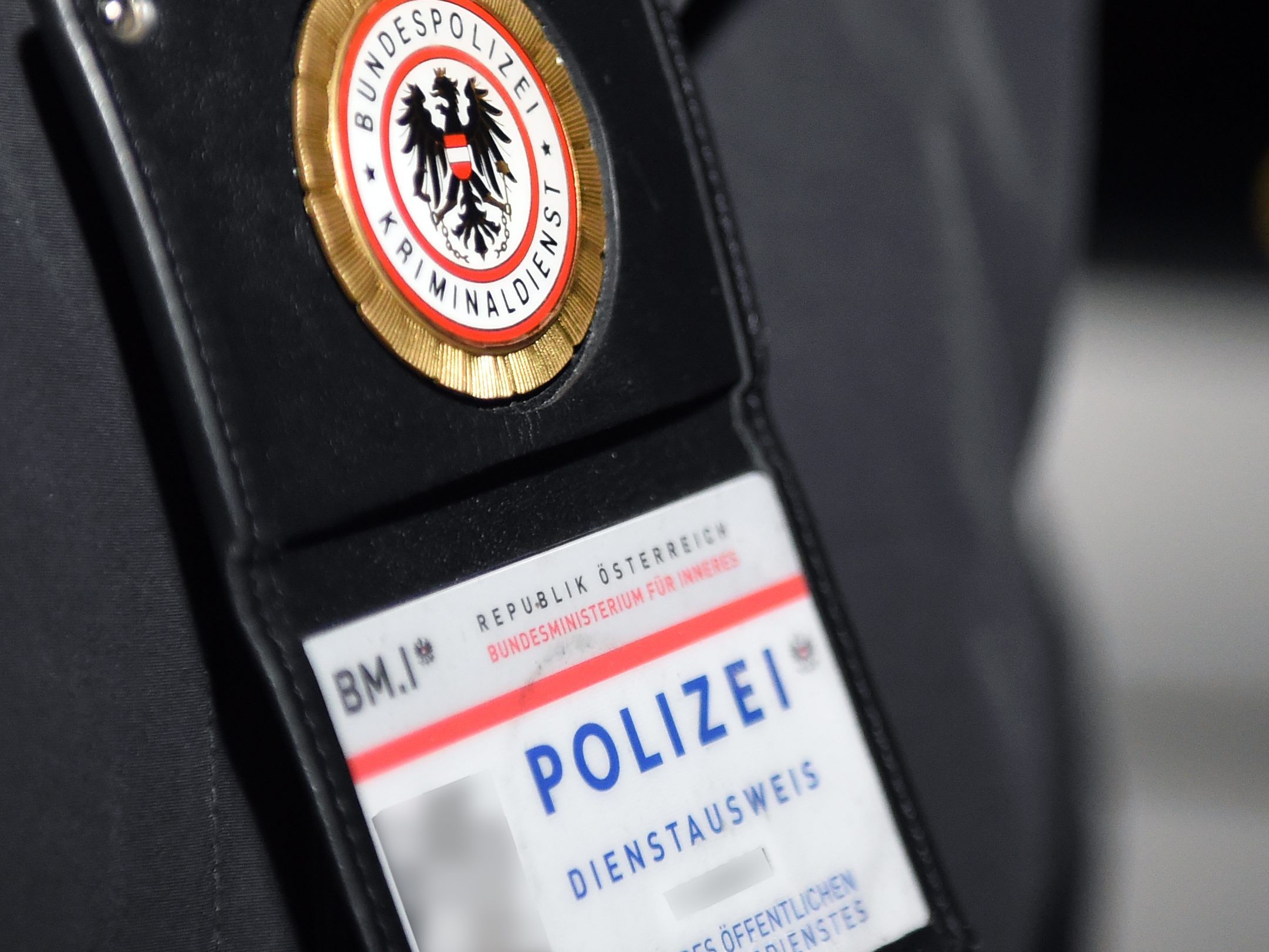 Ein Polizeiausweis ist schnell gefäscht. Besser ist, die 133 zu wählen. Ein Polizeiausweis ist schnell gefäscht. Besser ist, die 133 zu wählen.