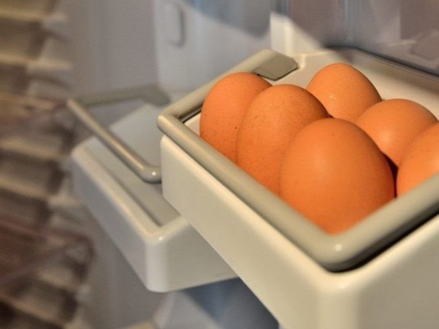 Warum Sie Eier nie in der Kühlschrank-Tür aufbewahren sollten ...