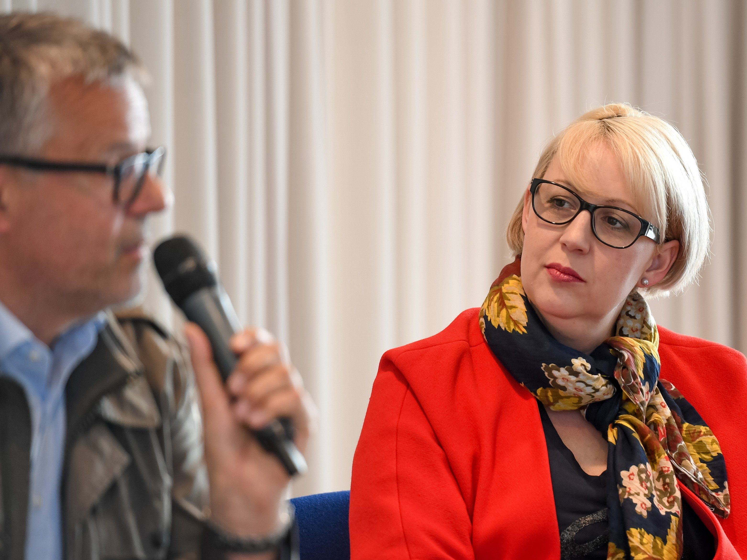 ÖVP-Klubobmann Roland Fühstück (vorne) und NEOS-Chefin Sabine Scheffknecht sind sich in Sachen Wahlkampfobergrenze uneinig. ÖVP-Klubobmann Roland Fühstück (vorne) und NEOS-Chefin Sabine Scheffknecht sind sich in Sachen Wahlkampfobergrenze uneinig.