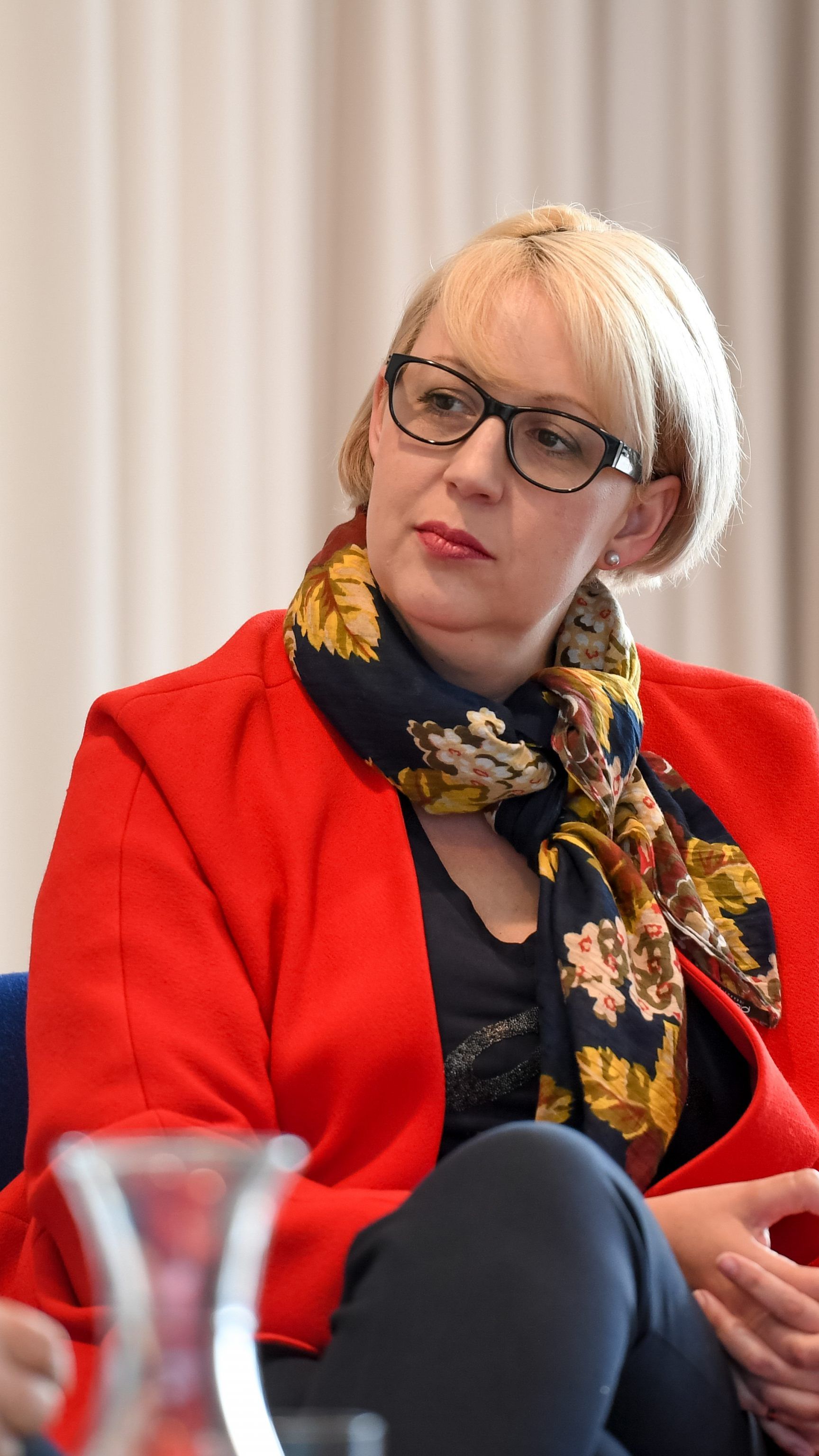 ÖVP-Klubobmann Roland Fühstück (vorne) und NEOS-Chefin Sabine Scheffknecht sind sich in Sachen Wahlkampfobergrenze uneinig.