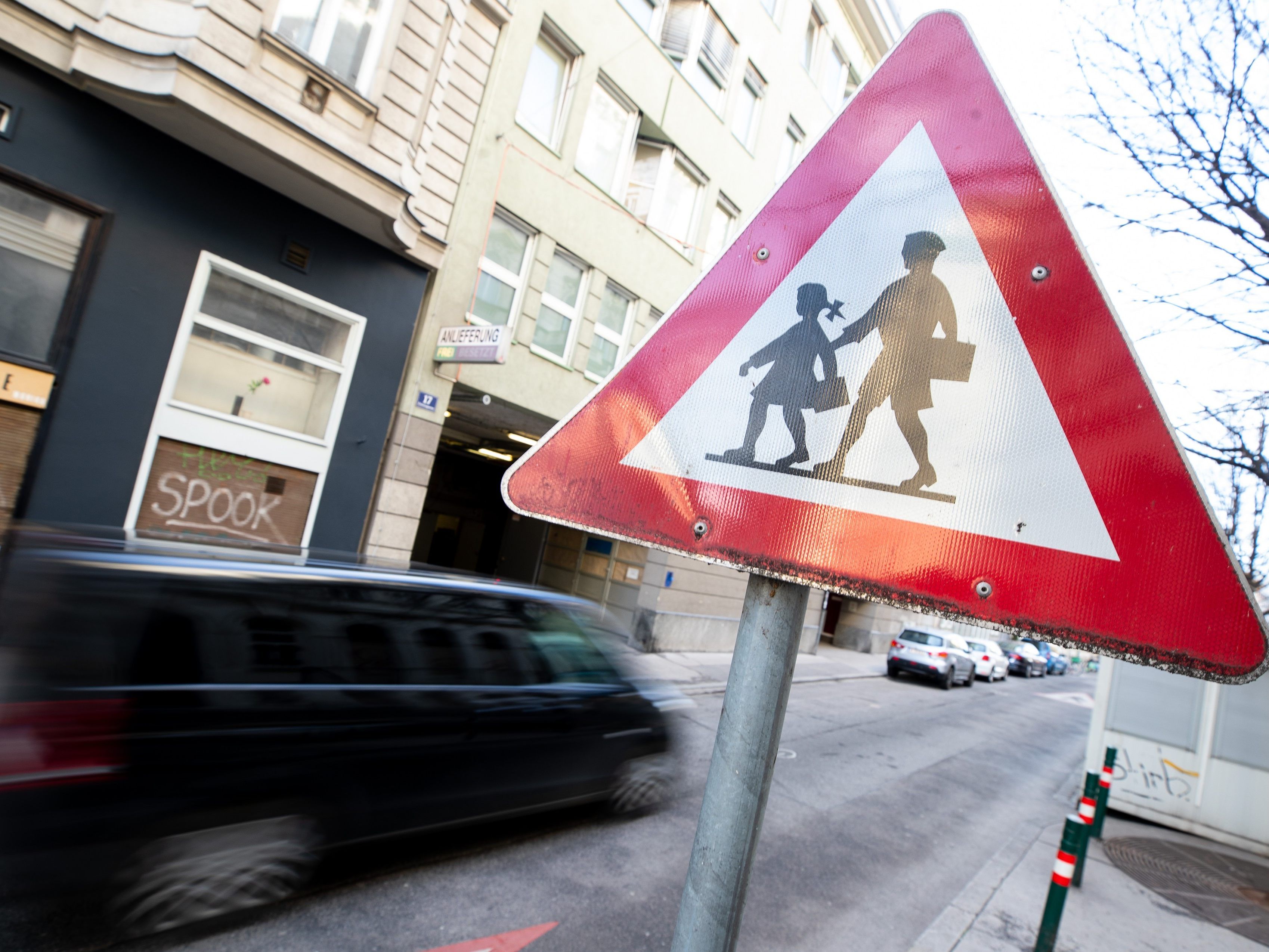 Besonders auf Schulwegen ist der tote Winkel bei Lkws gefährlich.