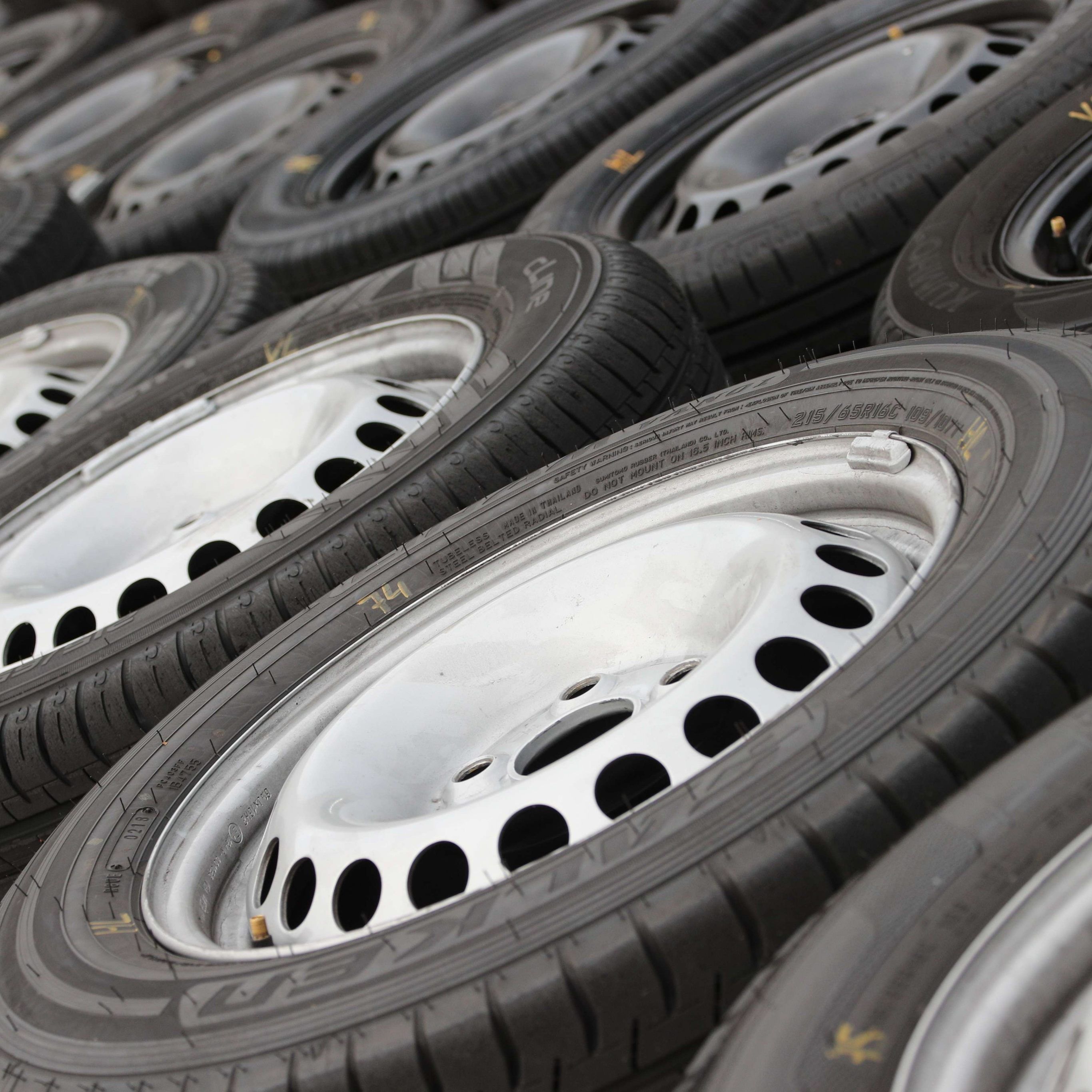 Der ÖAMTC testete insgesamt 32 Sommerreifen für Pkw und Transporter.