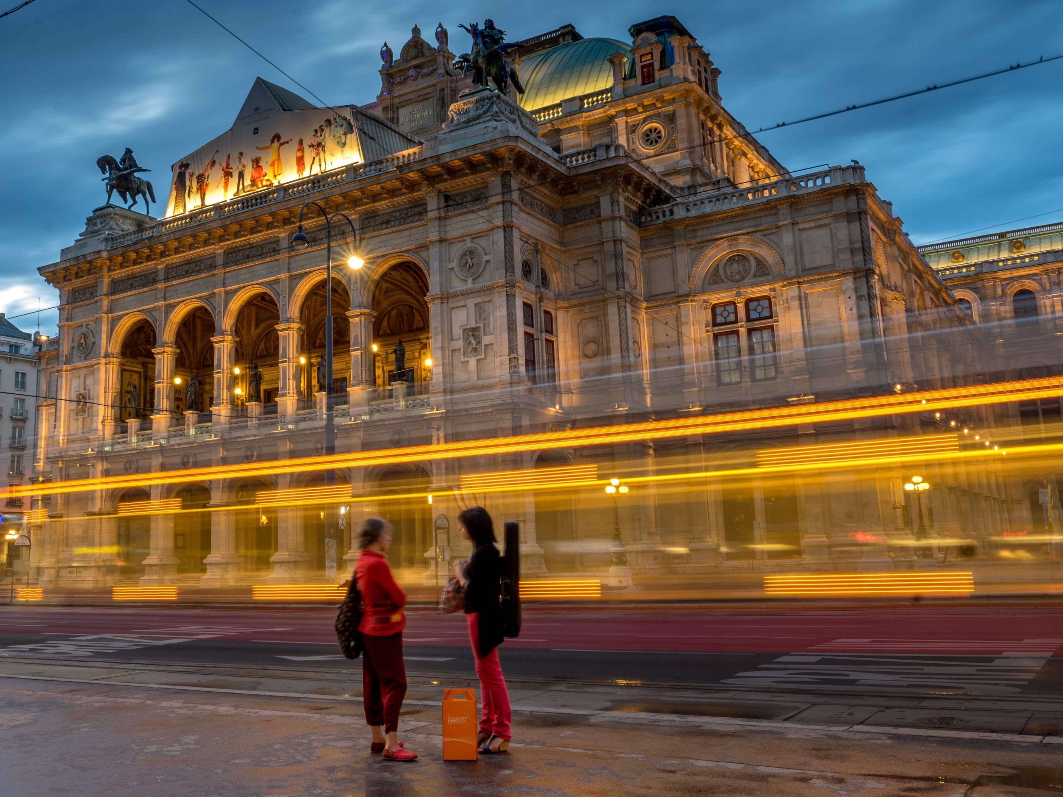 Die Wiener Staatsoper wird zur Leinwand für eine Kunstinstallation. Die Wiener Staatsoper wird zur Leinwand für eine Kunstinstallation.