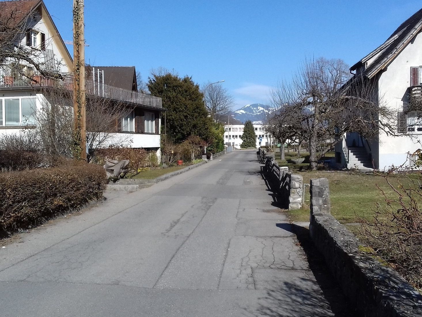 Noch im März sollen die Sanierungsarbeiten an Kanal und Straße starten. Voraussichtlich im Dezember soll die Wolf-Huber-Straße in neuem Glanz erstrahlen.