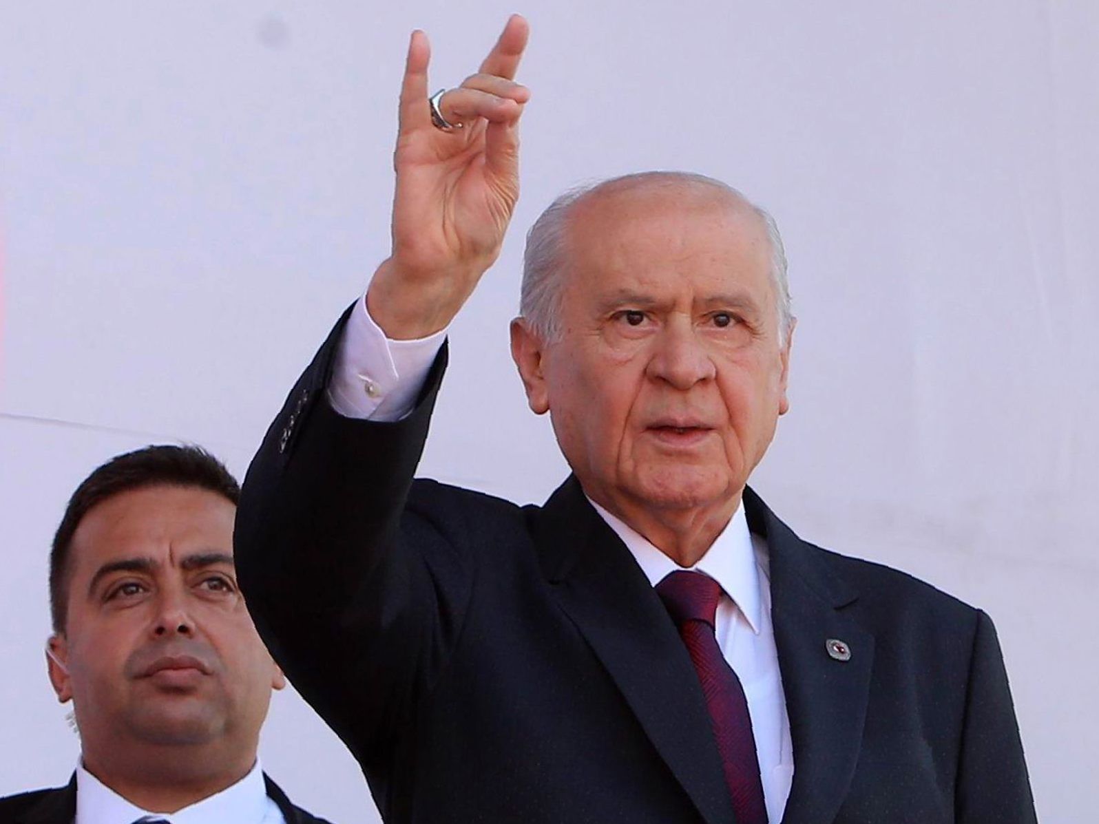 MHP-Chef Devlet Bahçeli zeigt den "Wolfsgruß"