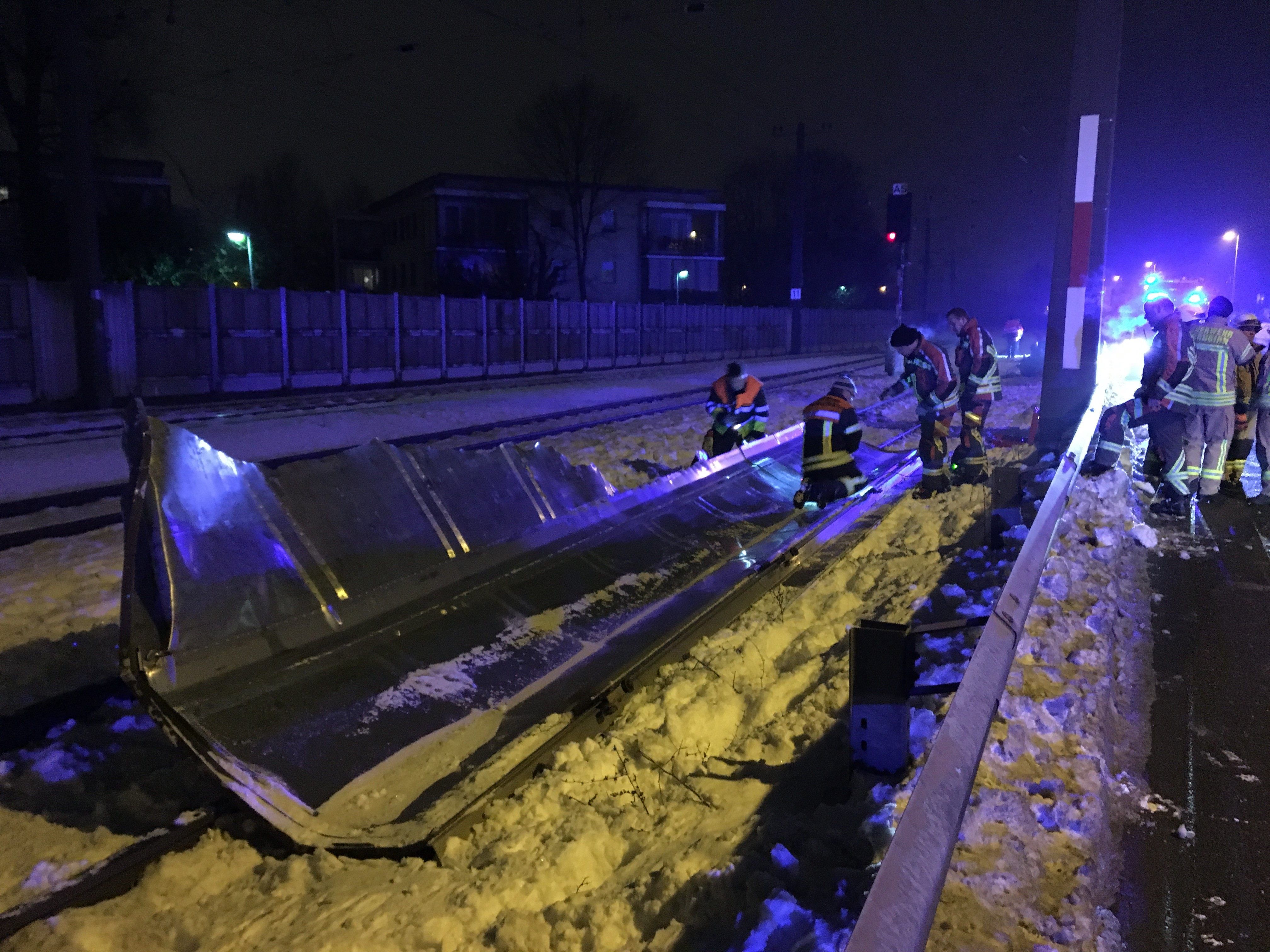 Eine Güterwagen hat eine Tür verloren.