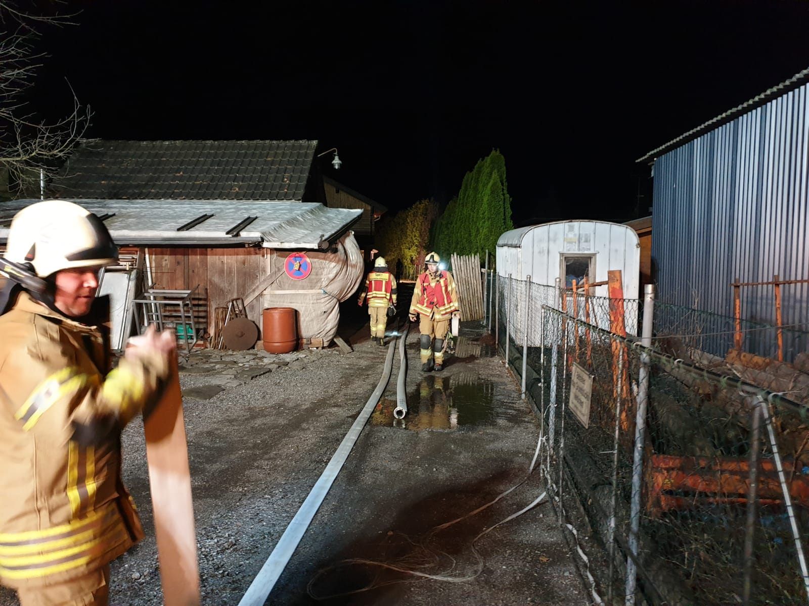 Die Feuerwehr verhinderte ein Übergreifen der Flammen auf ein Stallgebäude.