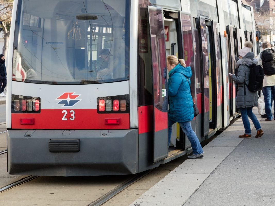 Der Unfall ereignete sich bei einer Bim-Station. Der Unfall ereignete sich bei einer Bim-Station.