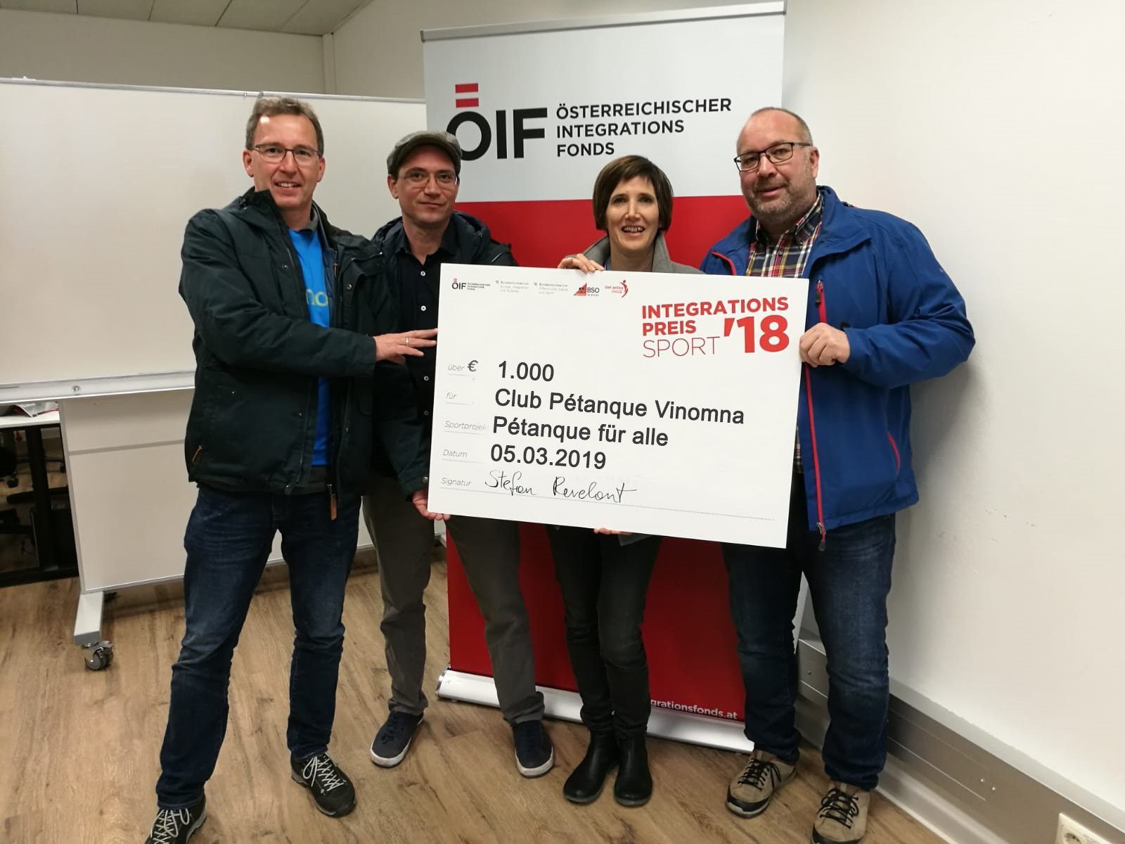 BU: Bei der Verleihung mit dabei (v.l.): Vorstandsmitglieder des „Club Petanque Vinomna“ BU: Bei der Verleihung mit dabei (v.l.): Vorstandsmitglieder des „Club Petanque Vinomna“