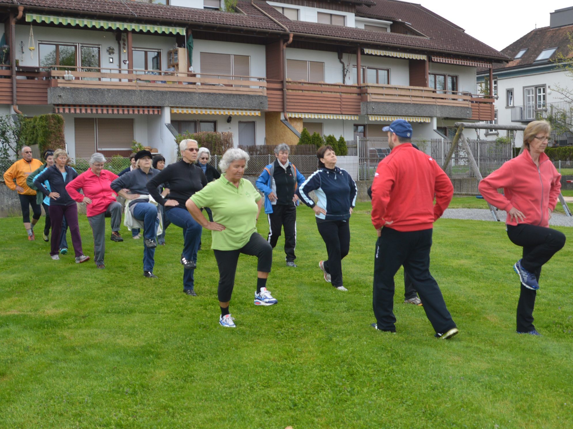 Unter professioneller Anleitung wird beim Zirkeltraining die Muskulatur gestärkt Unter professioneller Anleitung wird beim Zirkeltraining die Muskulatur gestärkt