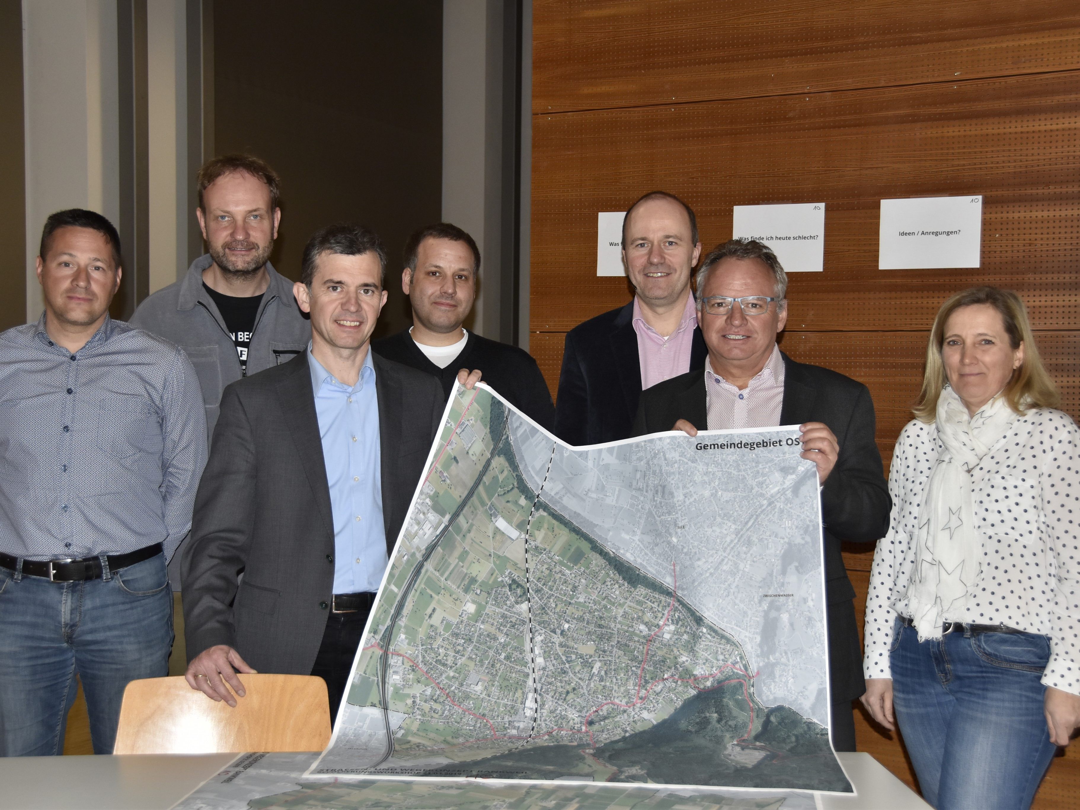 : Als Organisatoren beim ersten Workshop mit dabei (v.l.): Von der Marktgemeinde Rankweil, 1. Reihe vorne, Jürgen Schnetzer, Leiter der Ortspolizei, Bürgermeister Martin Summer mit Landtagsabgeordneten Christoph Metzler und Petra Zimmermann (Abteilung Infrastruktur und Bauwesen), 2. Reihe (v.l.): Jens Stritzel (Abteilung Infrastruktur und Bauwesen) mit Verkehrsplaner Alexander Kuhn, Büro „verkehrsingenieure Besch und Partner“ und Moderator Rainer Gopp, Sano AG.