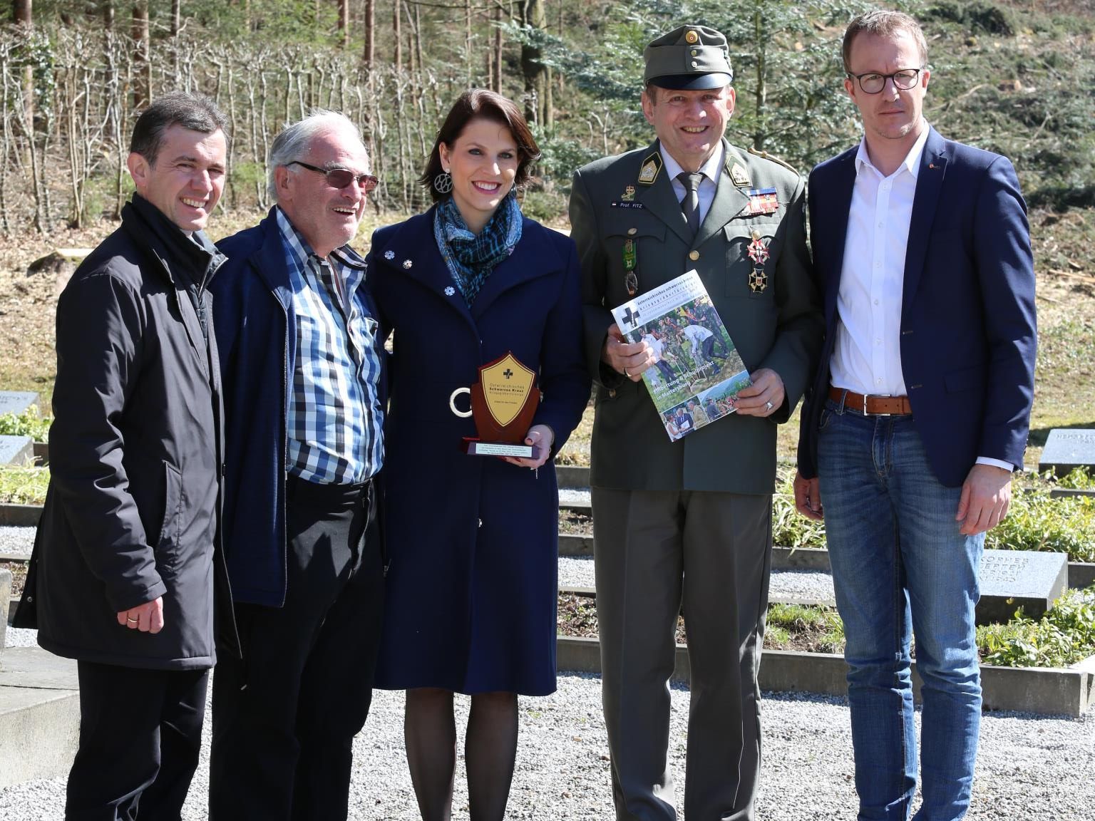 Beim Friedhofsbesuch mit dabei (v.l.): Bürgermeister Martin Summer, Kameradschaftsbund-Obmann Wolfgang Prugger mit Staatssekretärin Mag. Karoline Edtstadler, ÖSK-Landesgeschäftsführer Oberst Prof. Erwin Fitz und Landesrat Christian Bernhard.
