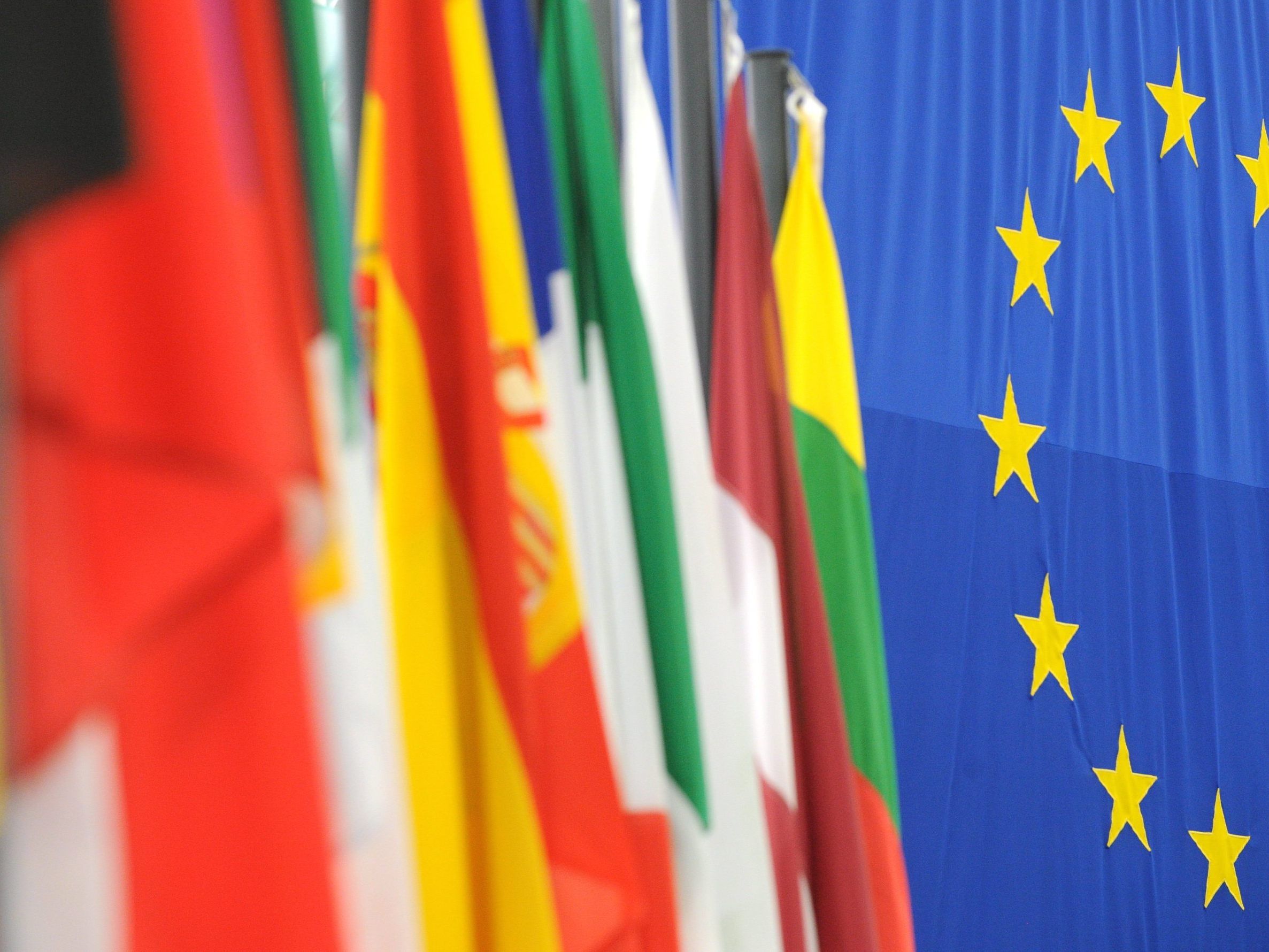 Die Kleinparteien müssen noch Unterschriften für die EU-Wahl sammeln. Die Kleinparteien müssen noch Unterschriften für die EU-Wahl sammeln.