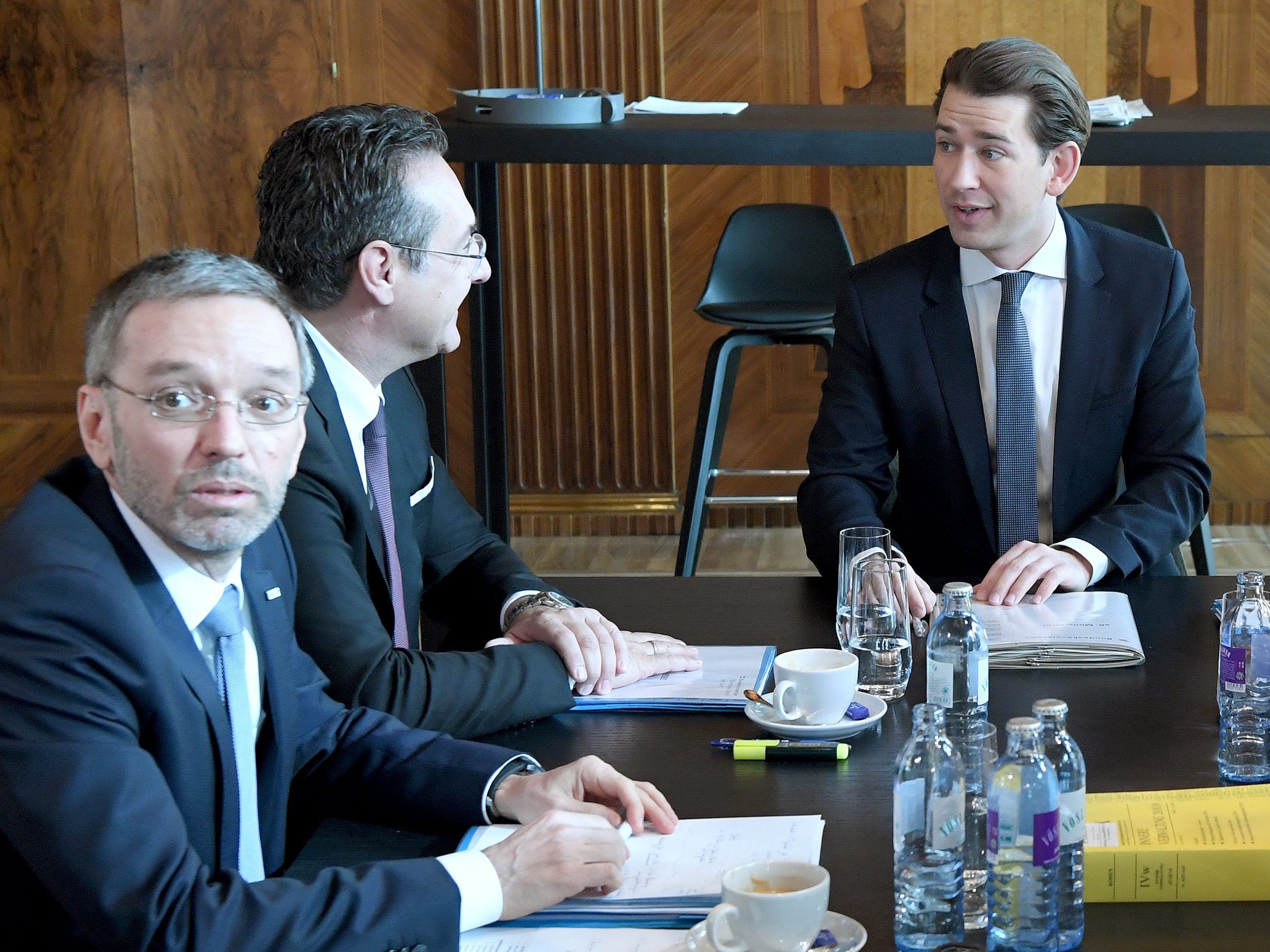 Die Regierungsspitze berrät die Sicherungshaft.