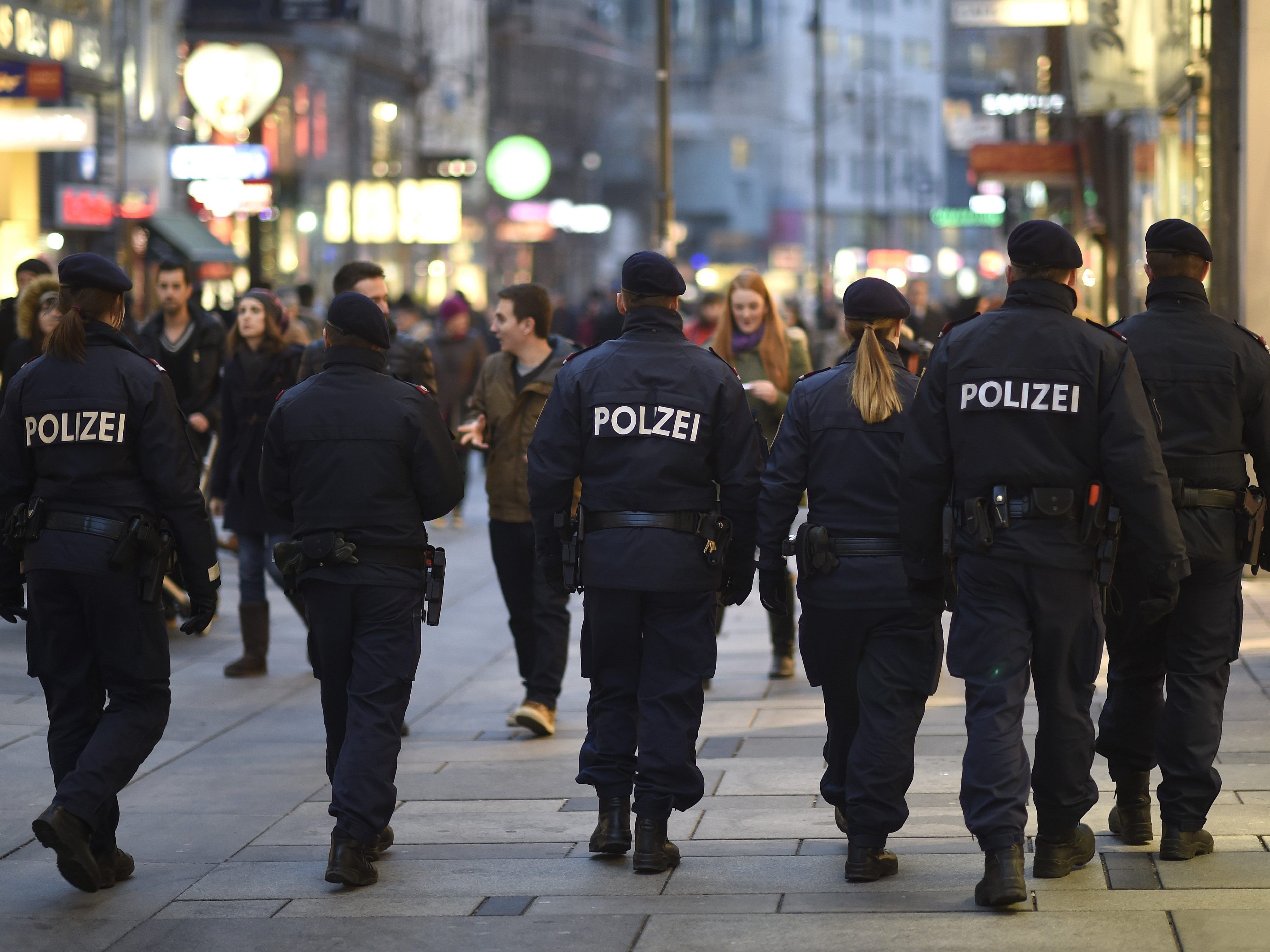 Die Polizei nahm mehrere Personen fest.